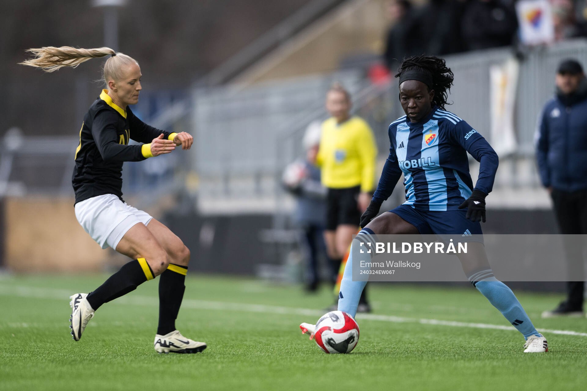 AIKs Moa Sjöström och Djurgårdens Sura Yekka