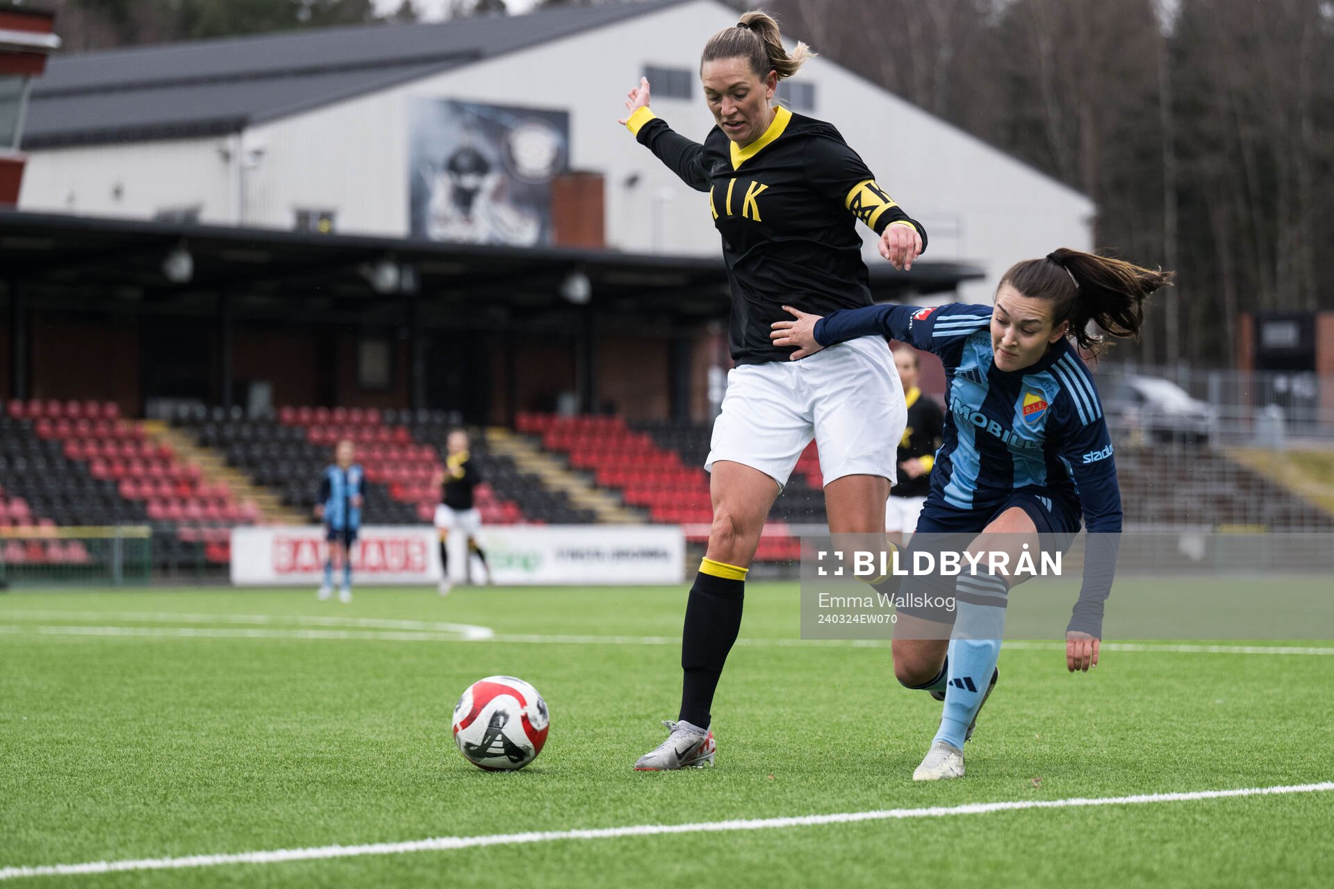 AIKs Jennie Nordin och Djurgårdens Lucia Duras