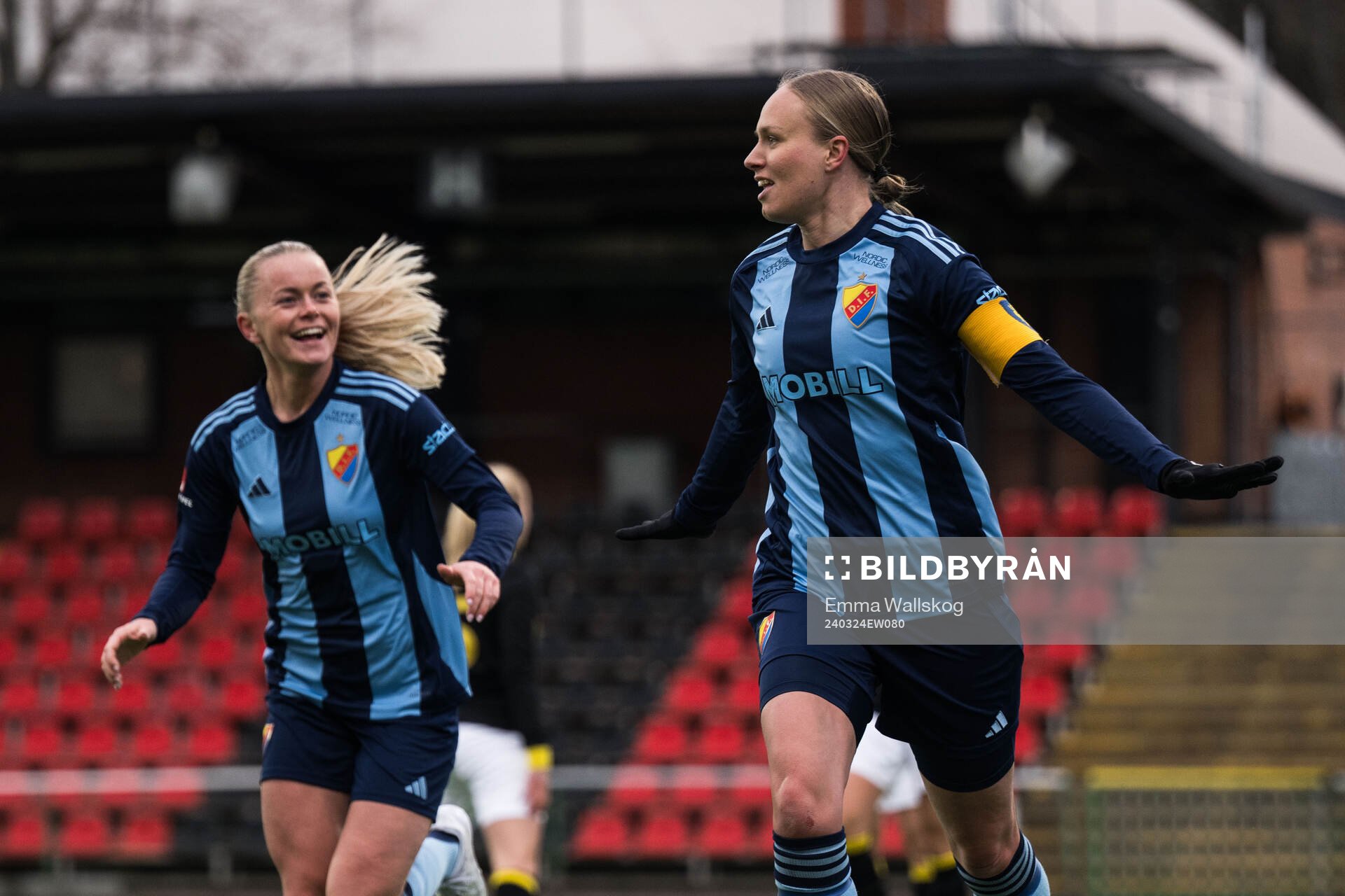 Djurgårdens Matilda Plan och Zara Jönsson jublar