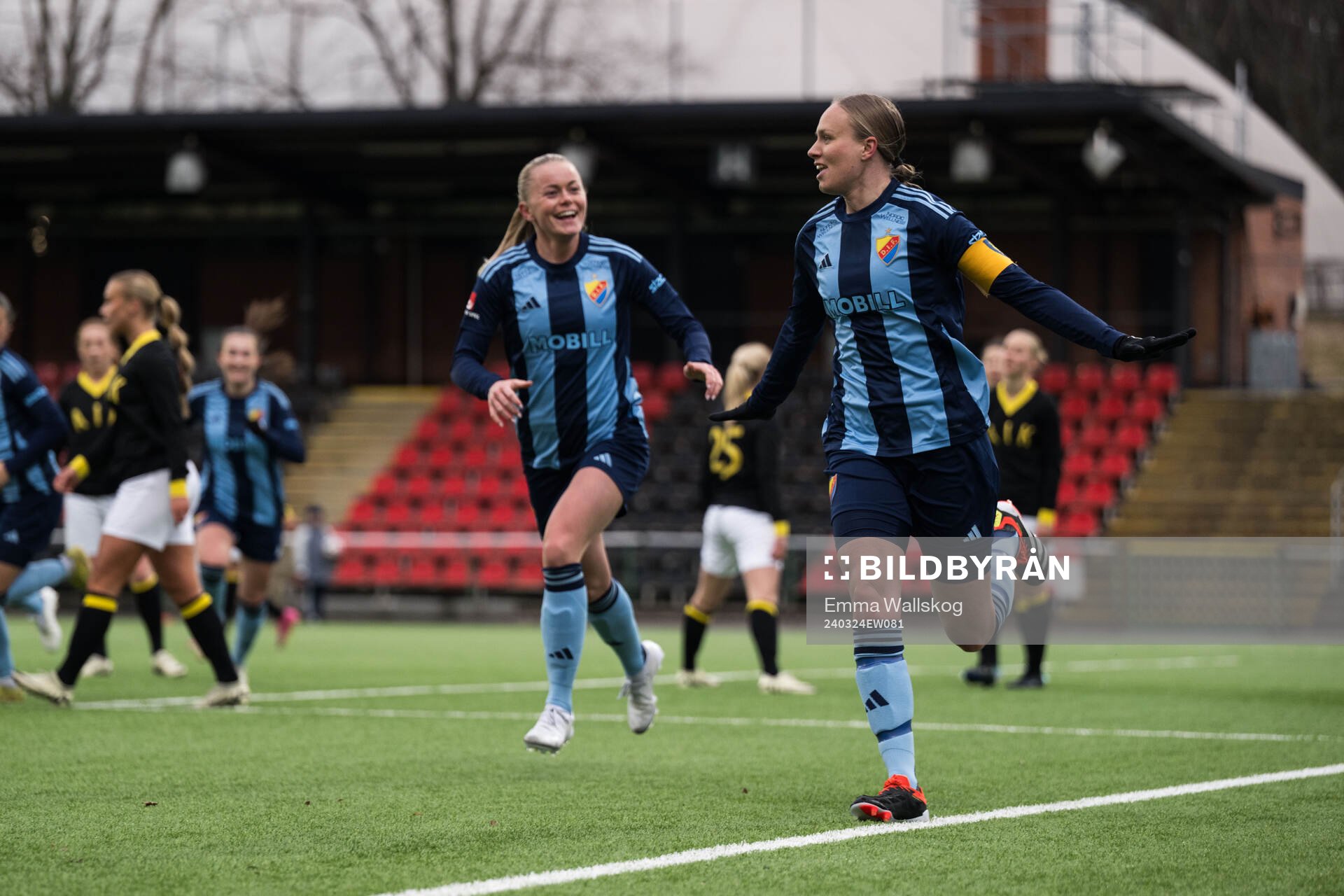 Djurgårdens Matilda Plan och Zara Jönsson jublar efter 2-2 under fotbollsmatchen i Svenska Cupen mellan Djurgården och AIK den 24 mars 2024 i Stockholm.