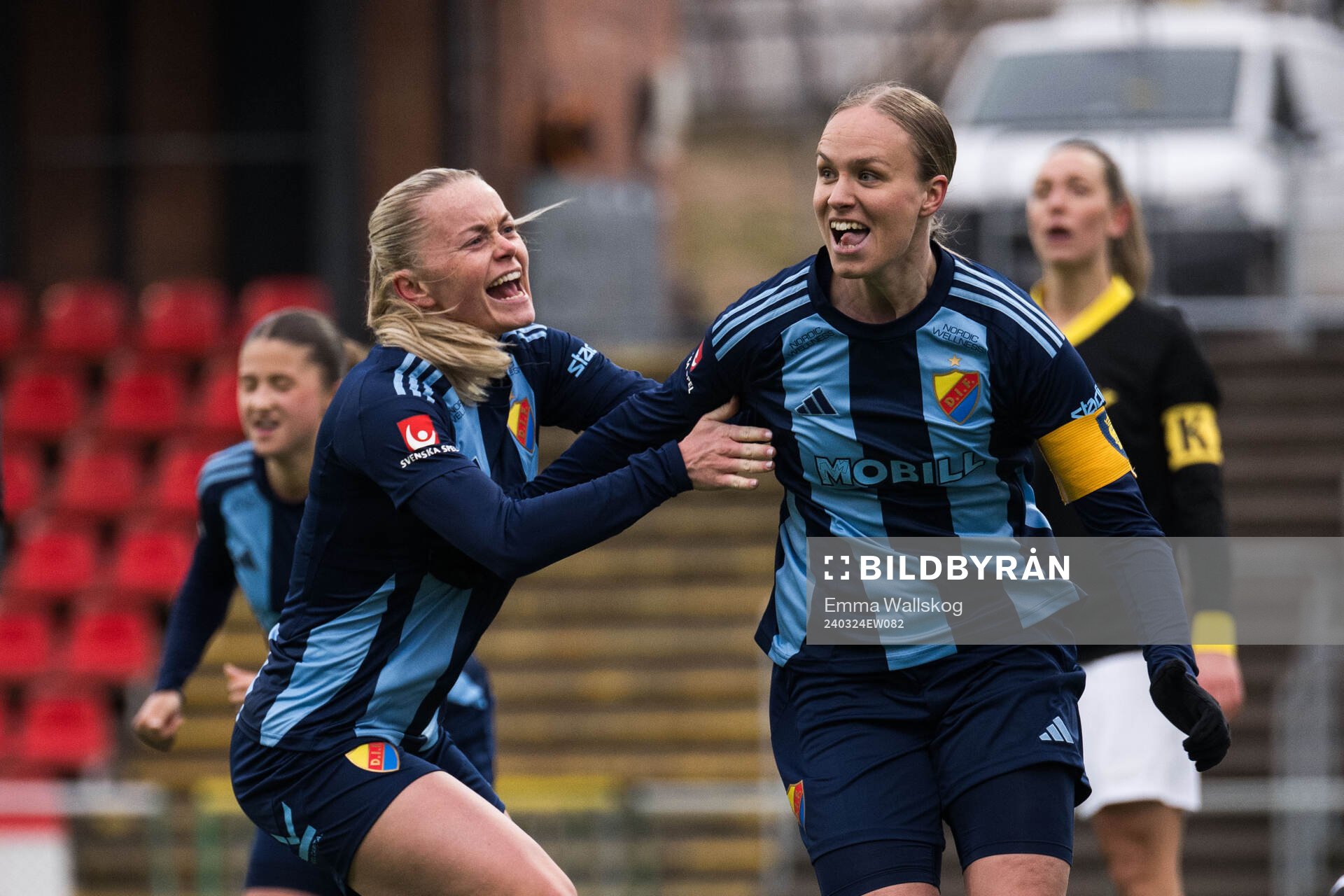 Djurgårdens Zara Jönsson och Matilda Plan jublar