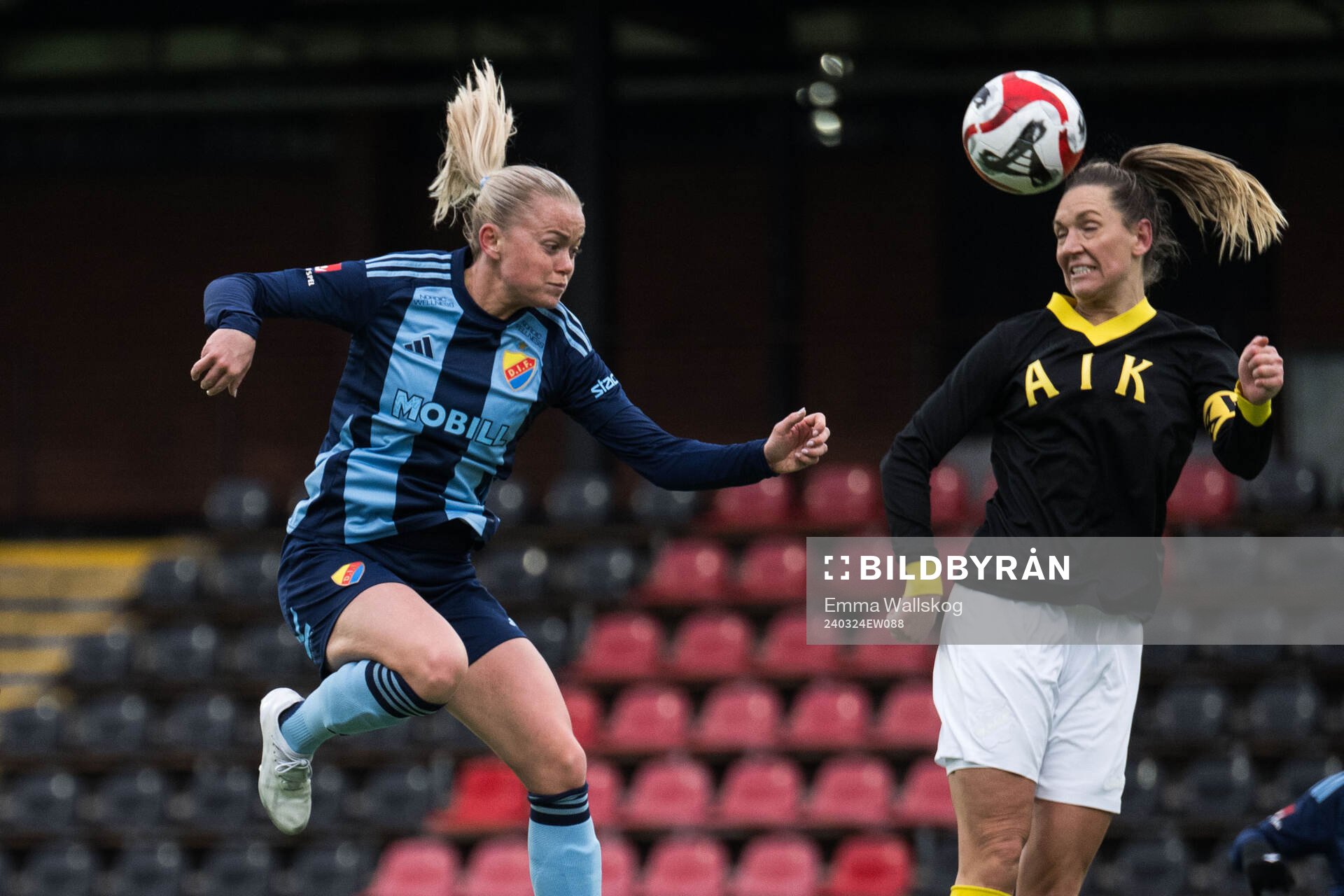 Djurgårdens Zara Jönsson och AIKs Jennie Nordin under fotbollsmatchen i Svenska Cupen mellan Djurgården och AIK den 24 mars 2024 i Stockholm.