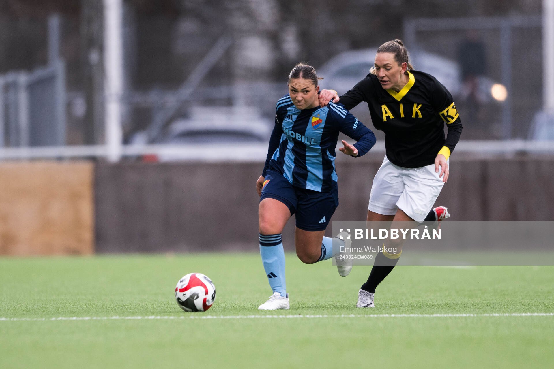 Djurgårdens Olivia Ländin Sjöblom och AIKs Jennie Nordin under fotbollsmatchen i Svenska Cupen mellan Djurgården och AIK den 24 mars 2024 i Stockholm.