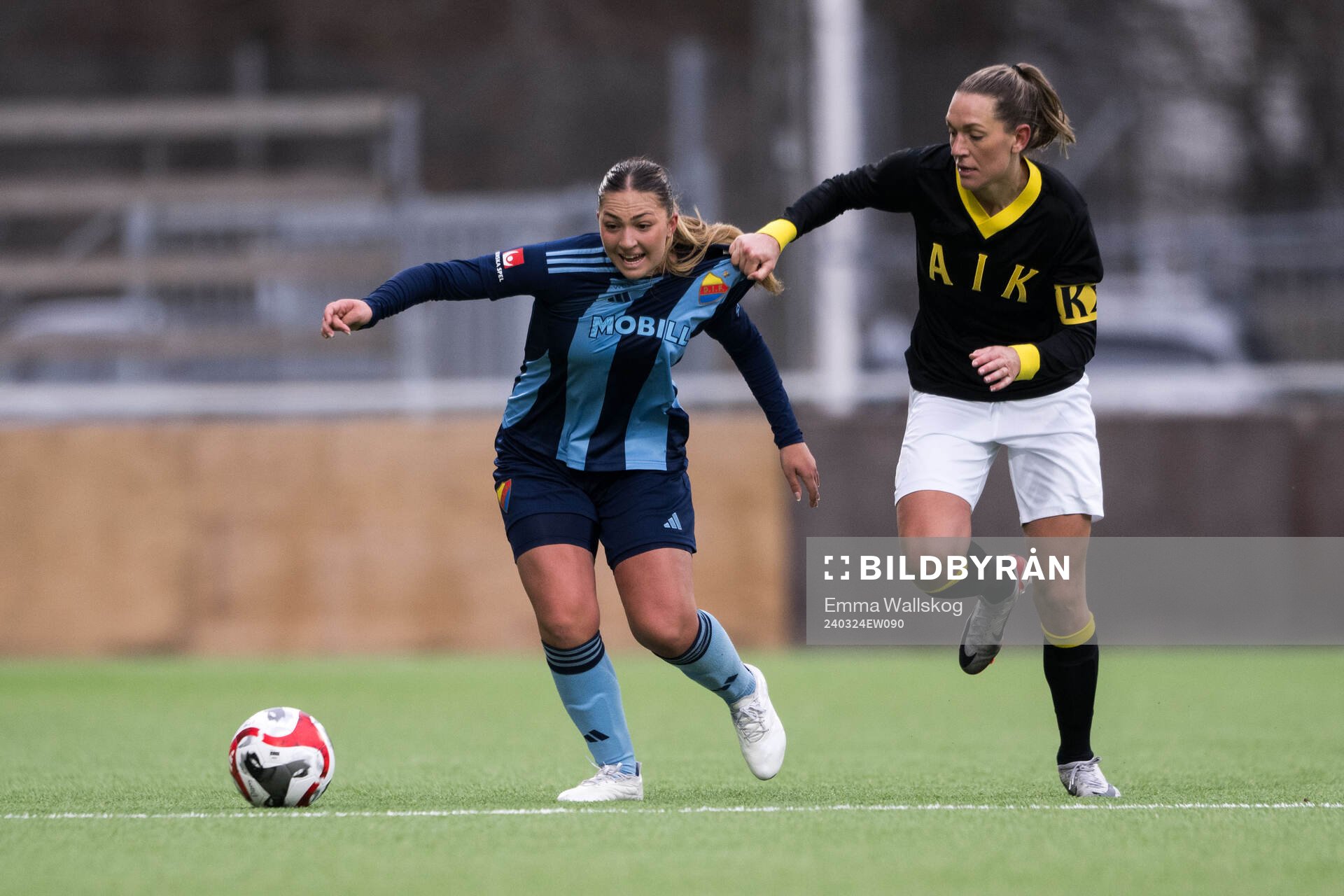 Djurgårdens Olivia Ländin Sjöblom och AIKs Jennie Nordin