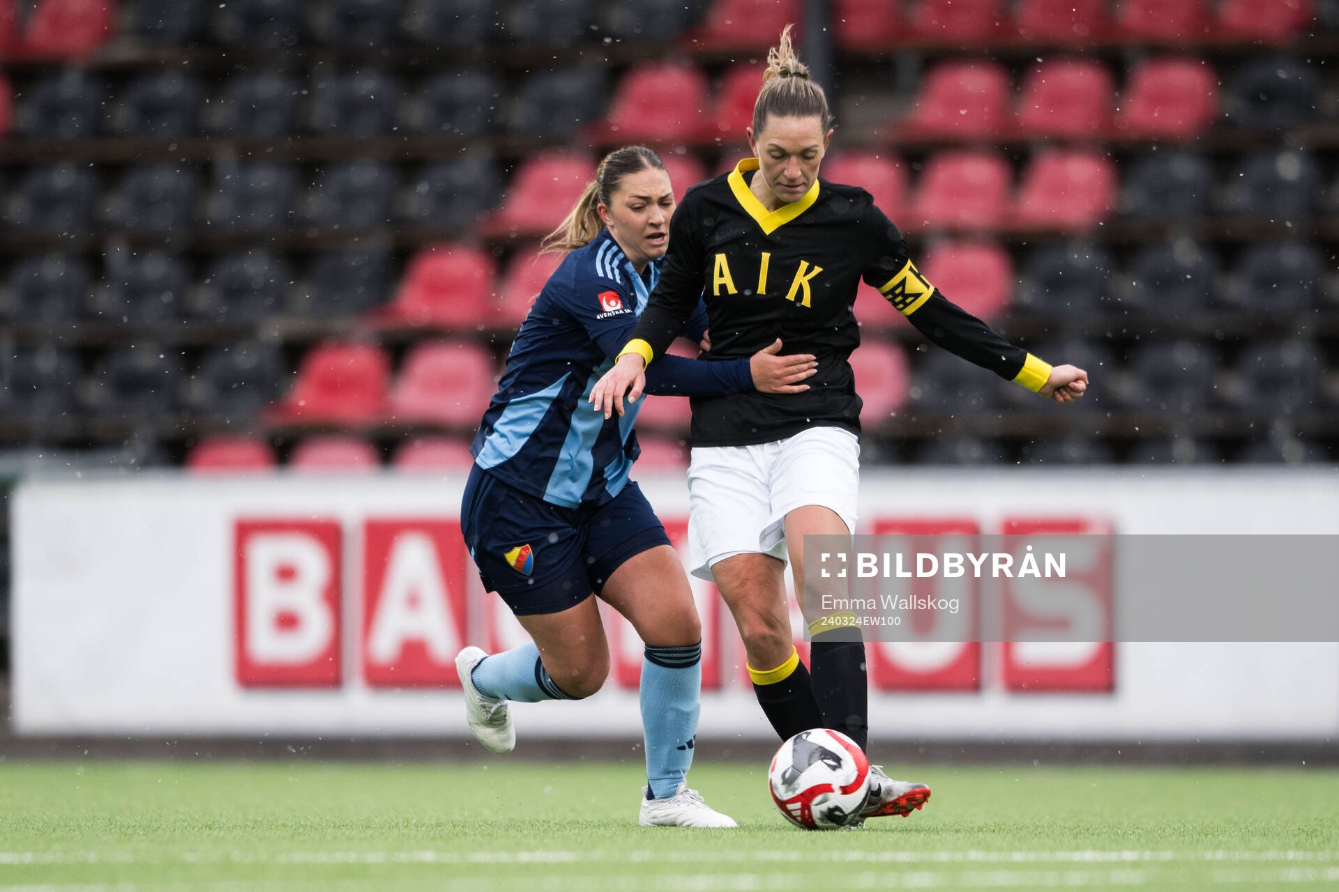 Djurgårdens Olivia Ländin Sjöblom och AIKs Jennie Nordin