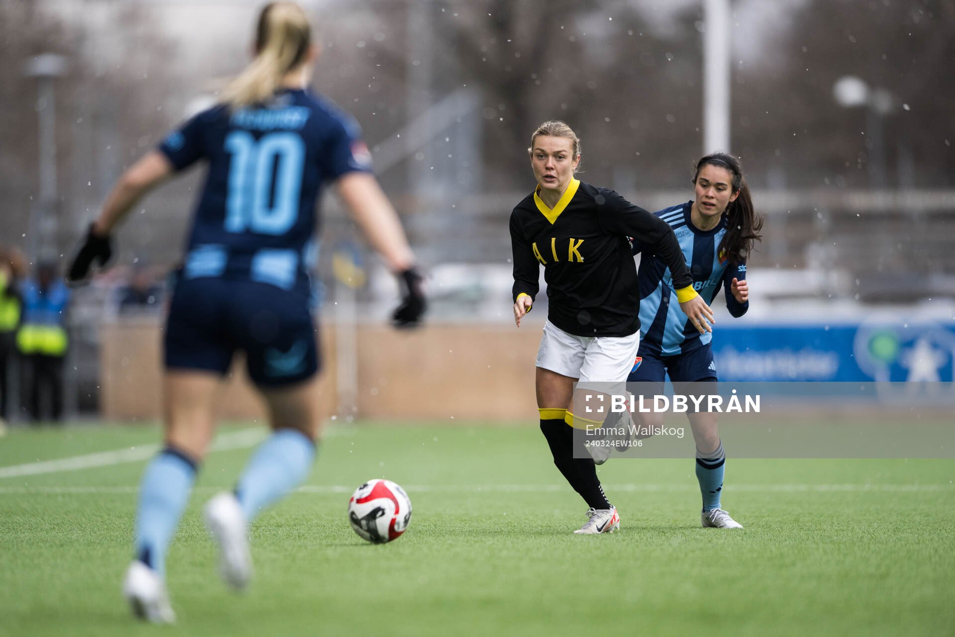 AIKs Beata Olsson och Djurgårdens Agnes Hedman