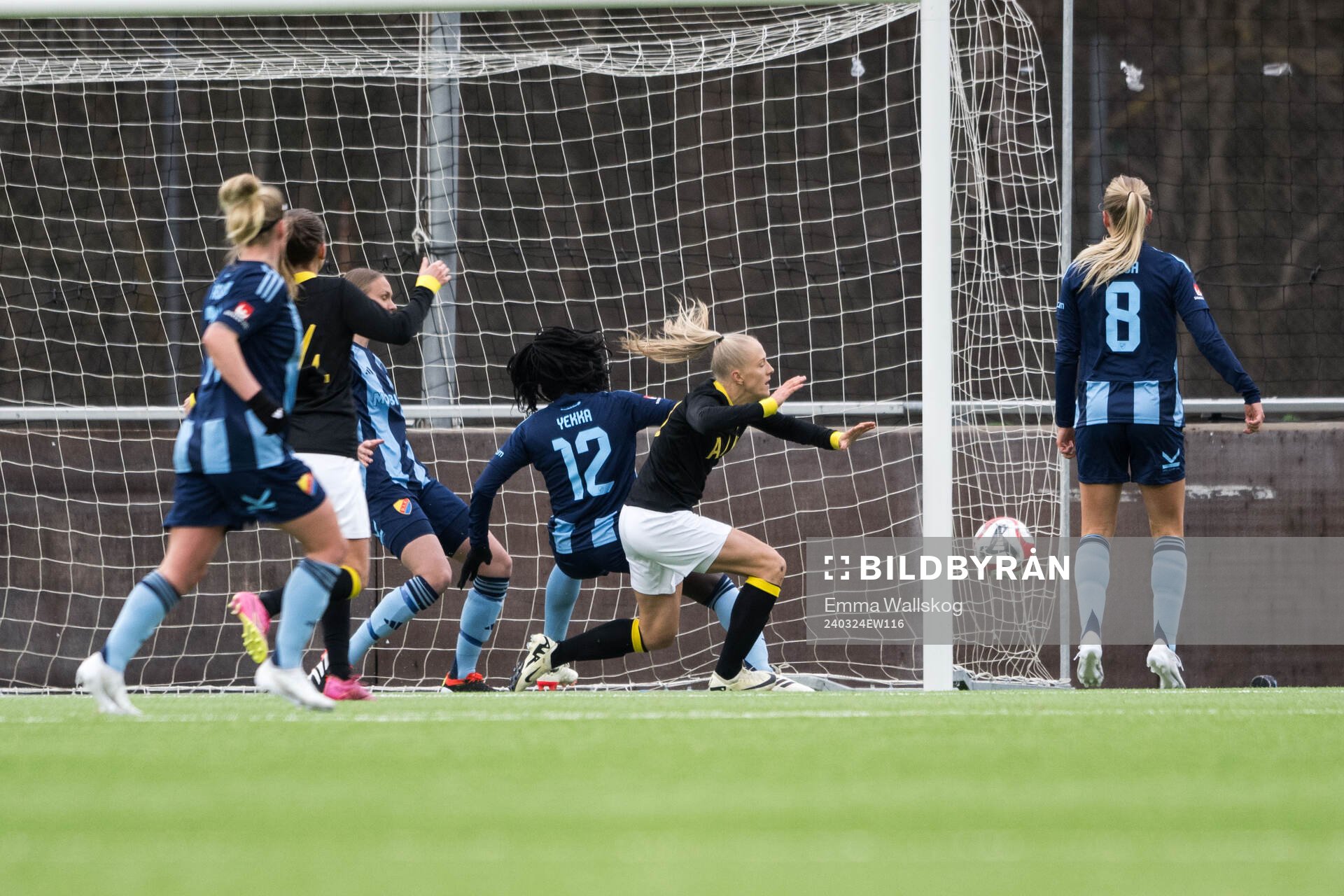 Djurgårdens Sura Yekka och AIKs Moa Sjöström under fotbollsmatchen i Svenska Cupen mellan Djurgården och AIK den 24 mars 2024 i Stockholm.