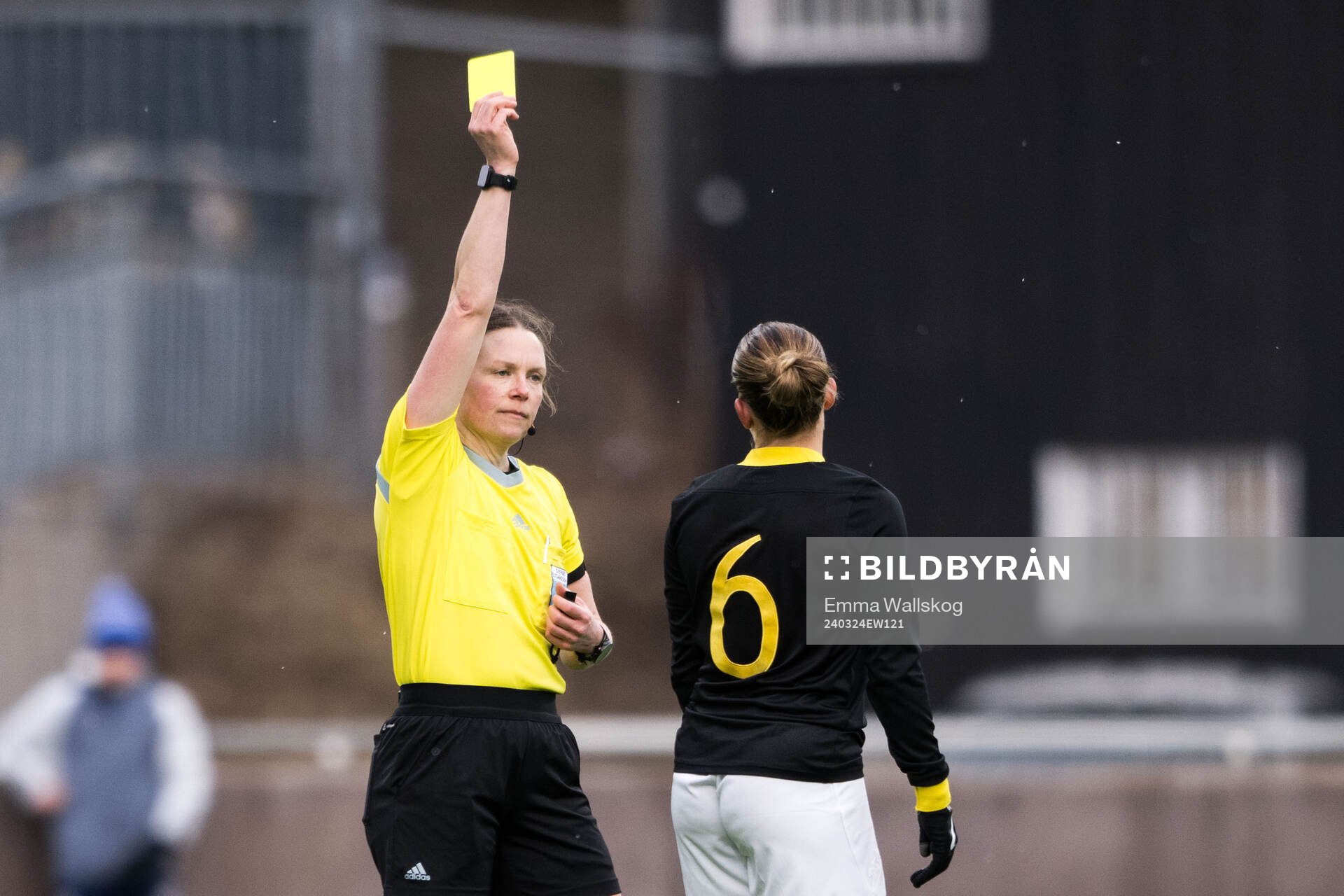 AIKs Felicia Saving tilldelas gult kort av domare Sara