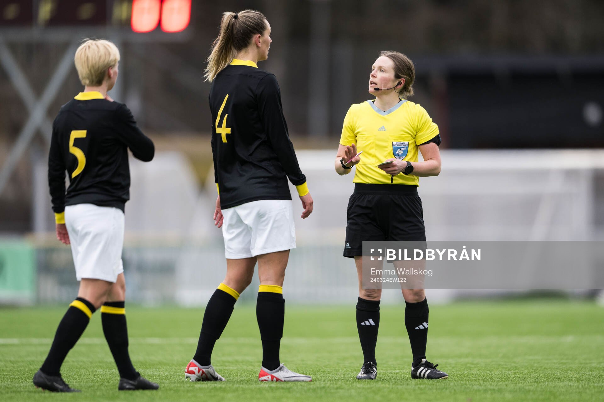AIKs Monica Hagström och Jennie Nordin reagerar på