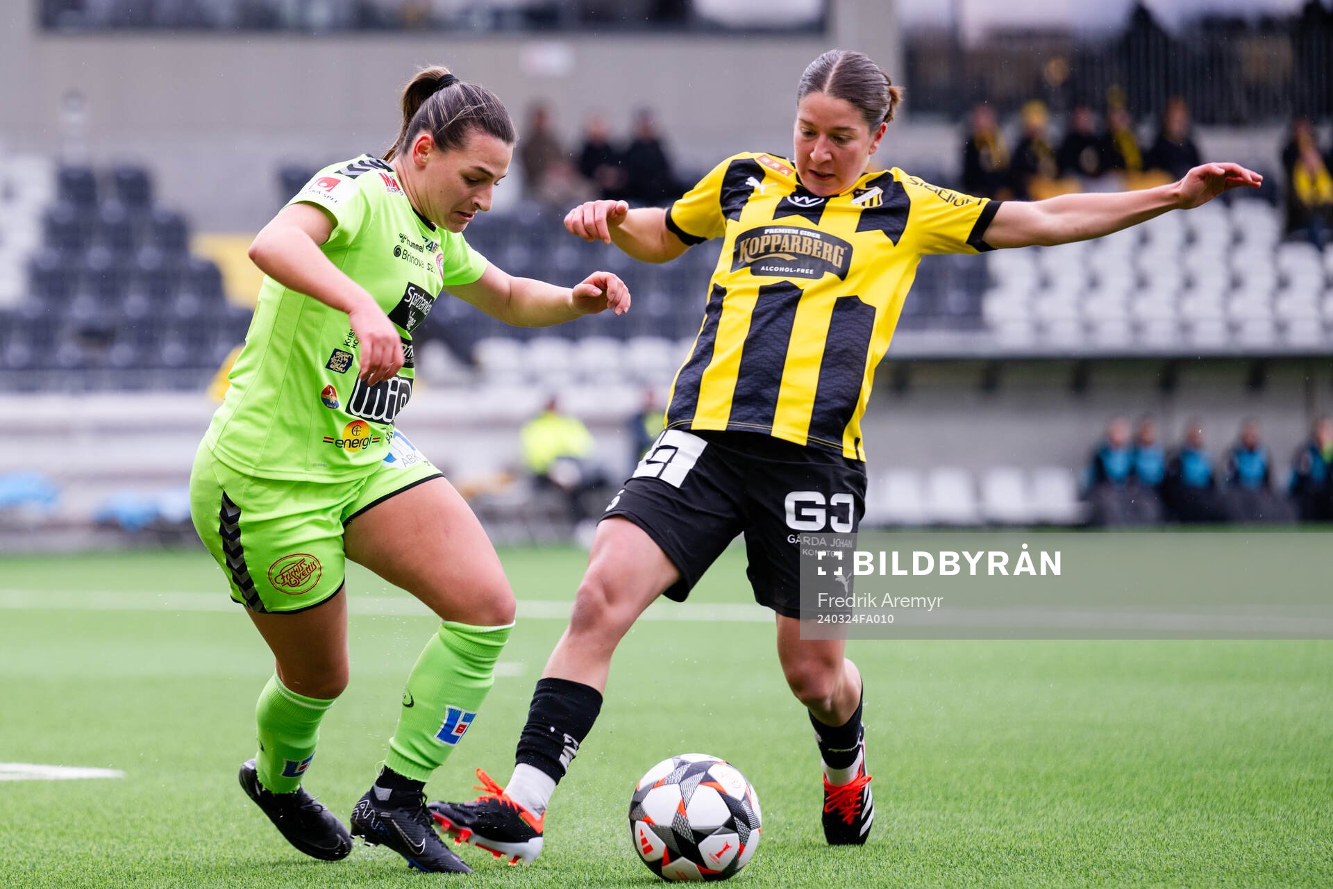 Kristianstads Emma Petrovic och Häckens Ruby Grant under fotbollsmatchen i Svenska Cupen mellan Häcken och Kristianstad den 24 mars 2024 i Göteborg.