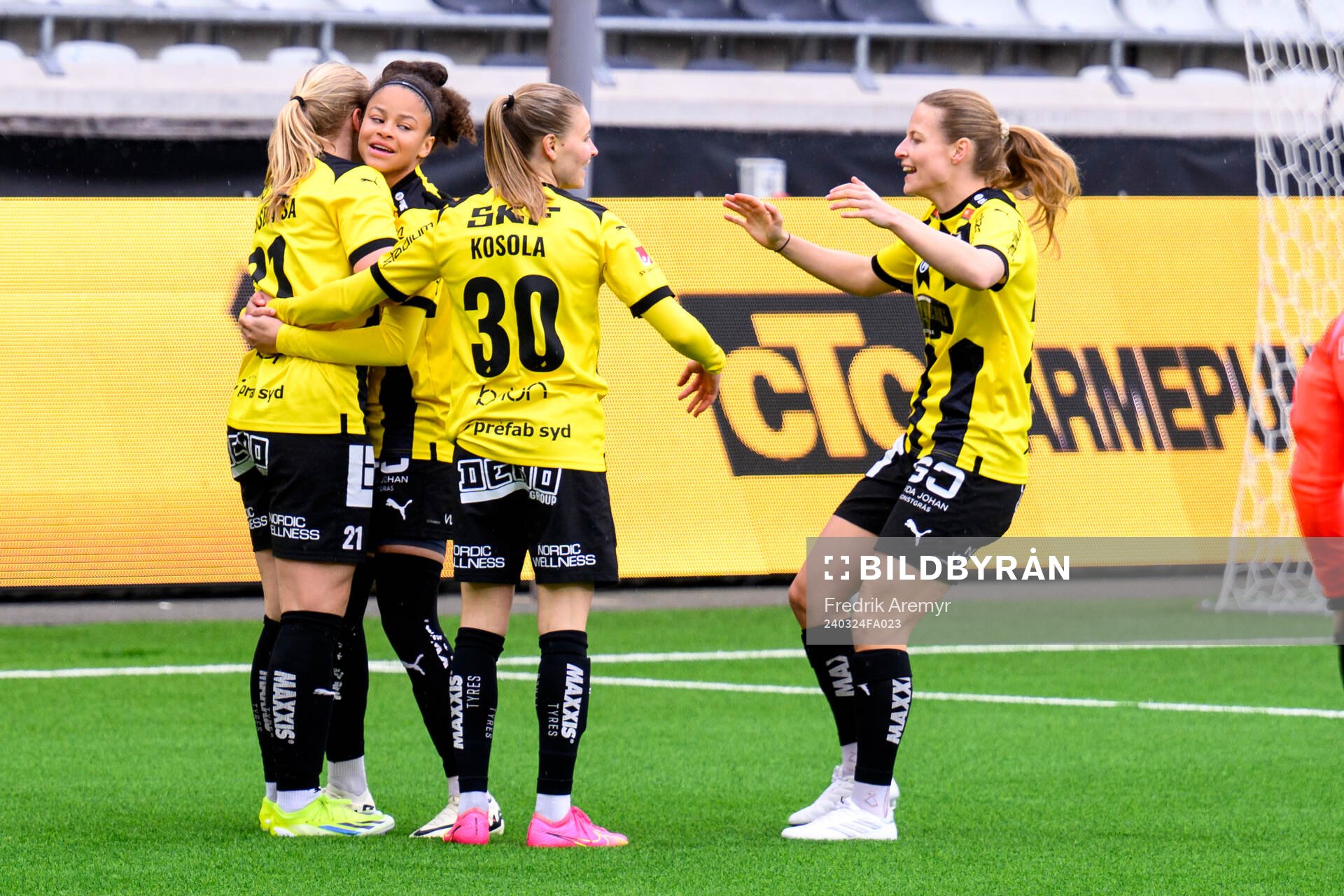 Häckens spelare jublar med målskytt Johanna Fossdalsá