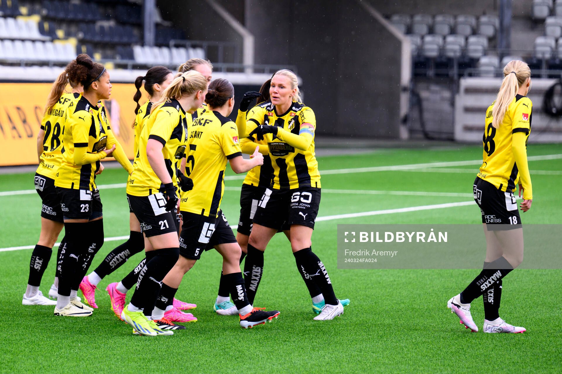 Häckens spelare jublar med målskytt Johanna Fossdalsá