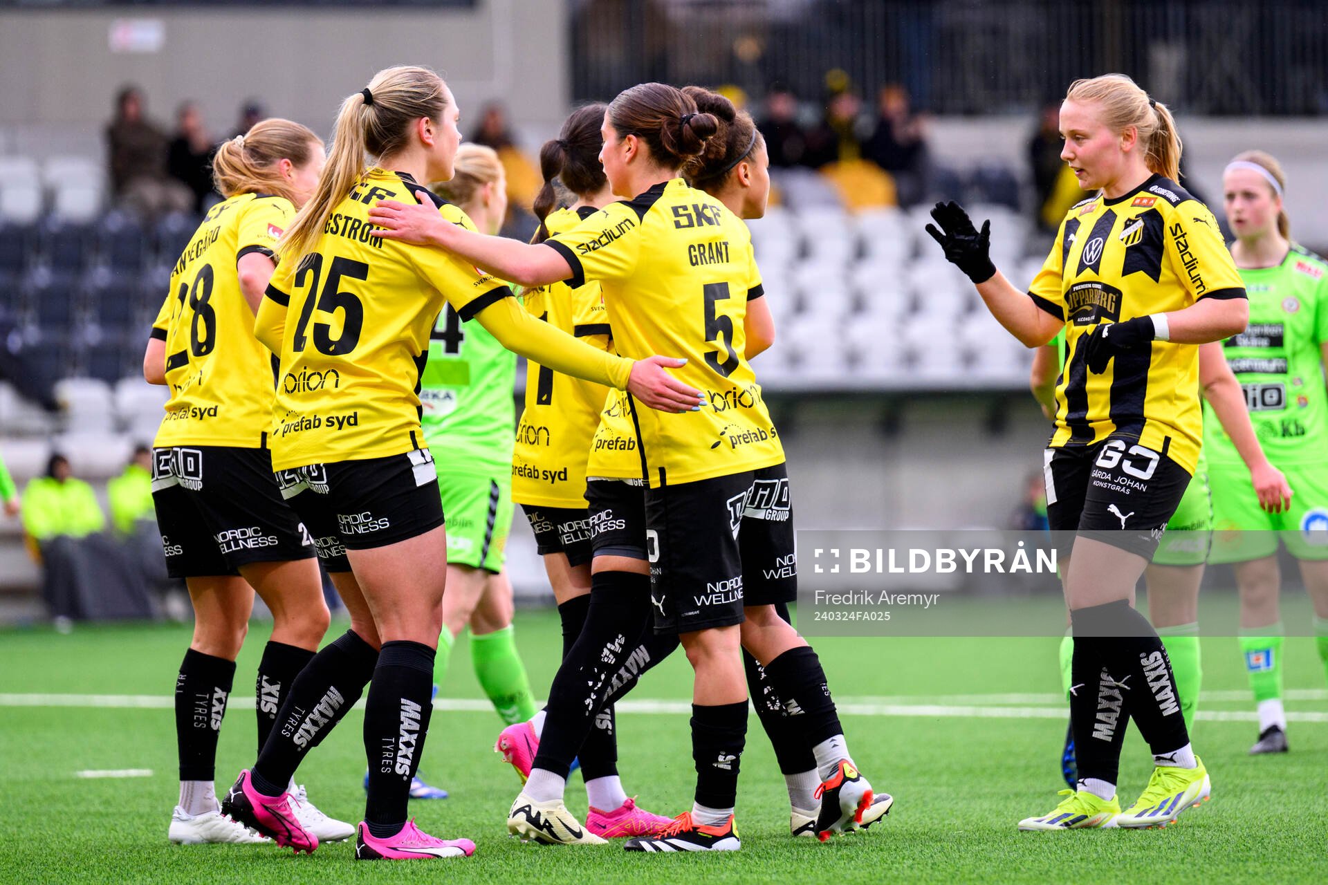 Häckens spelare jublar med målskytt Felicia Schröder
