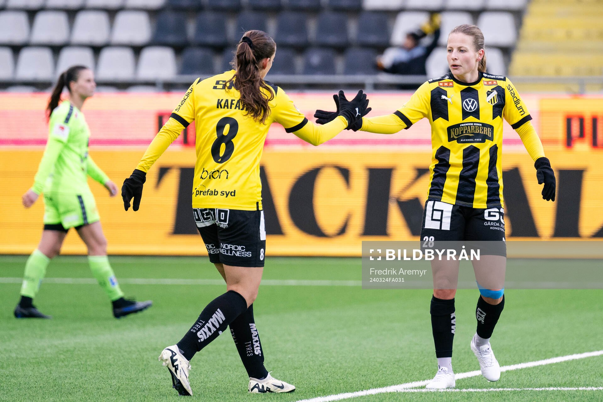 Häckens Rusul Rosa Kafaji och Anna Anvegård jublar efter 3-1 under fotbollsmatchen i Svenska Cupen mellan Häcken och Kristianstad den 24 mars 2024 i Göteborg.