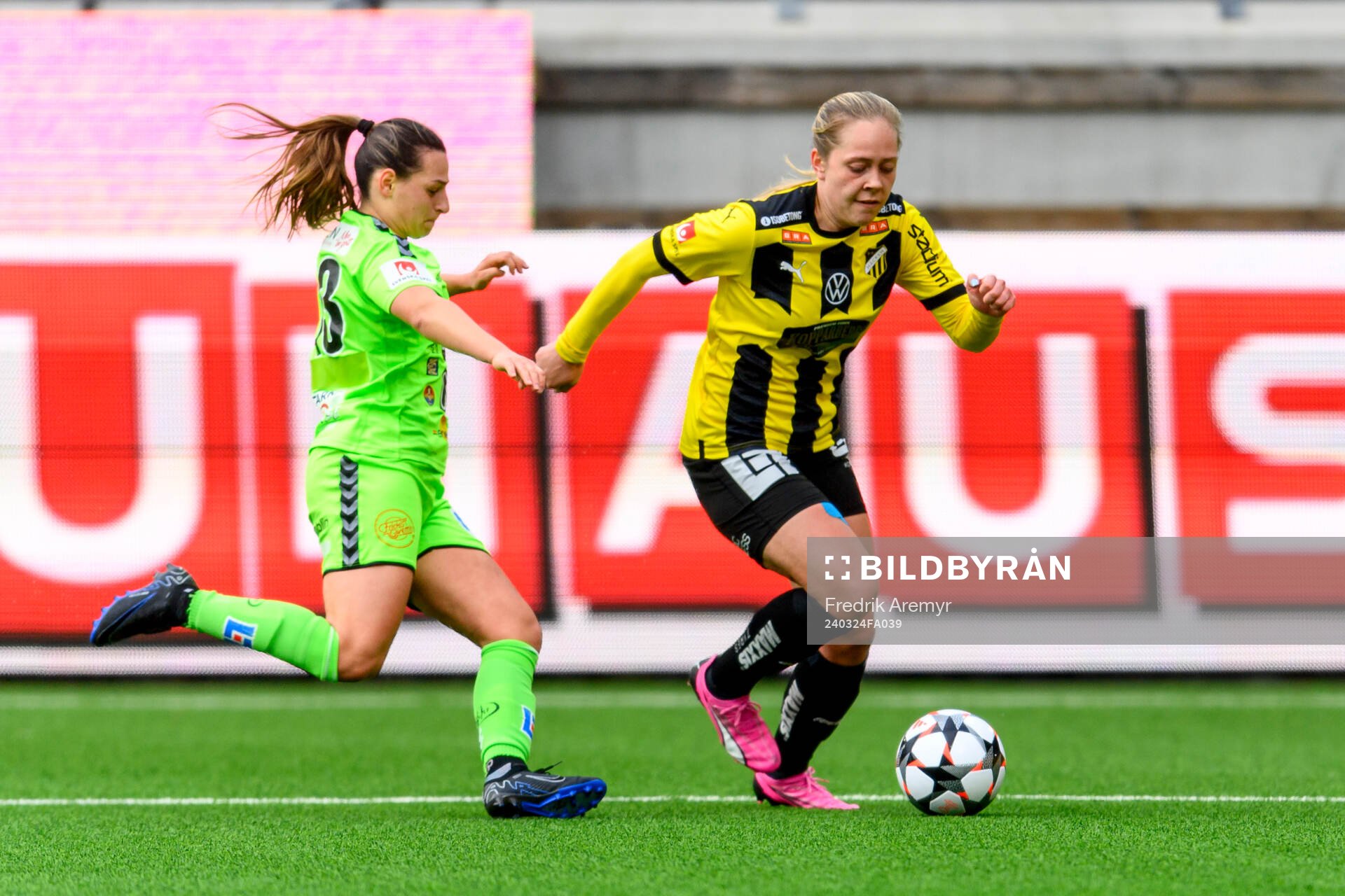 Kristianstads Emma Petrovic och Häckens Alice Bergström under fotbollsmatchen i Svenska Cupen mellan Häcken och Kristianstad den 24 mars 2024 i Göteborg.