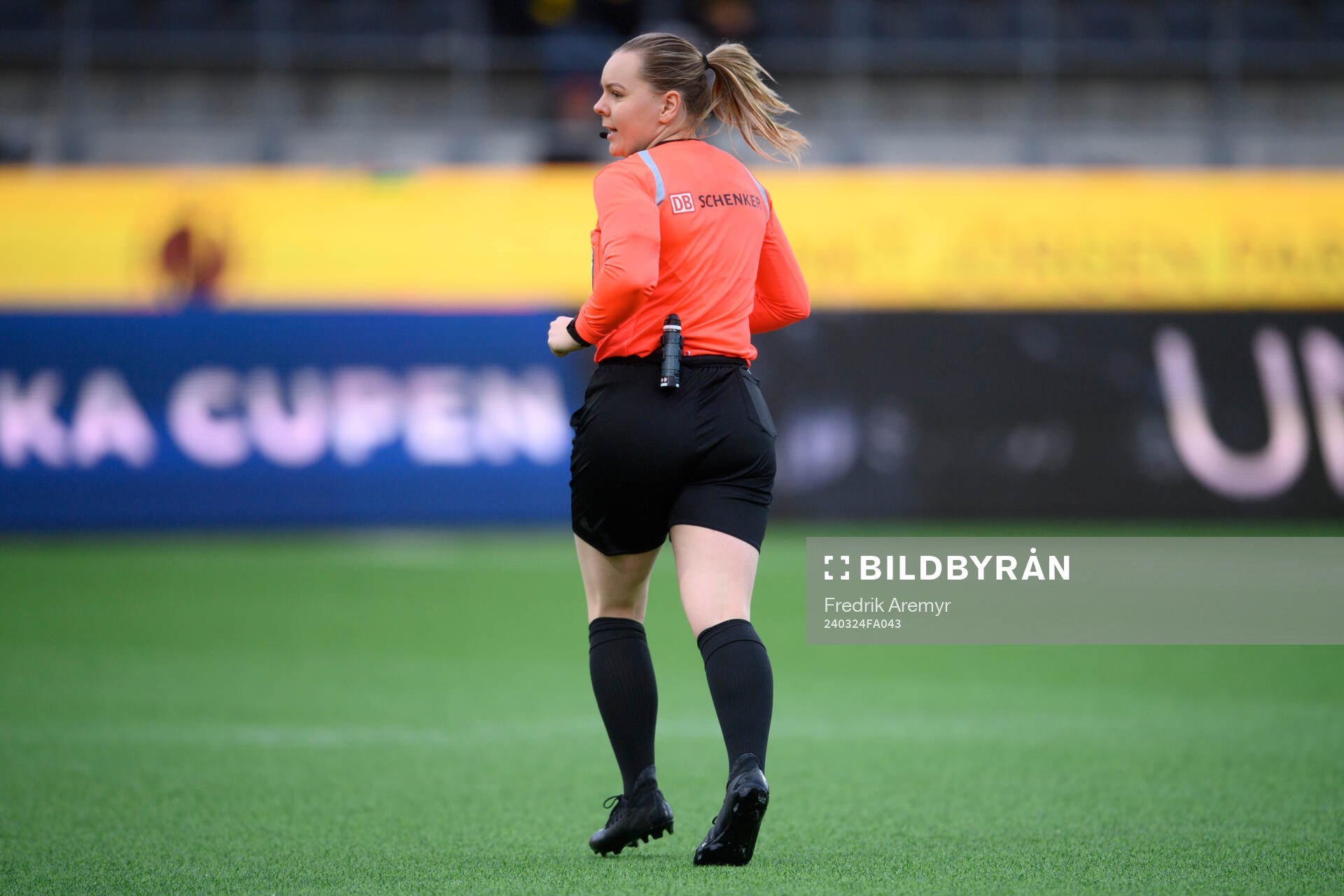 Domare Hanna Laajanen under fotbollsmatchen i Svenska Cupen mellan Häcken och Kristianstad den 24 mars 2024 i Göteborg. 