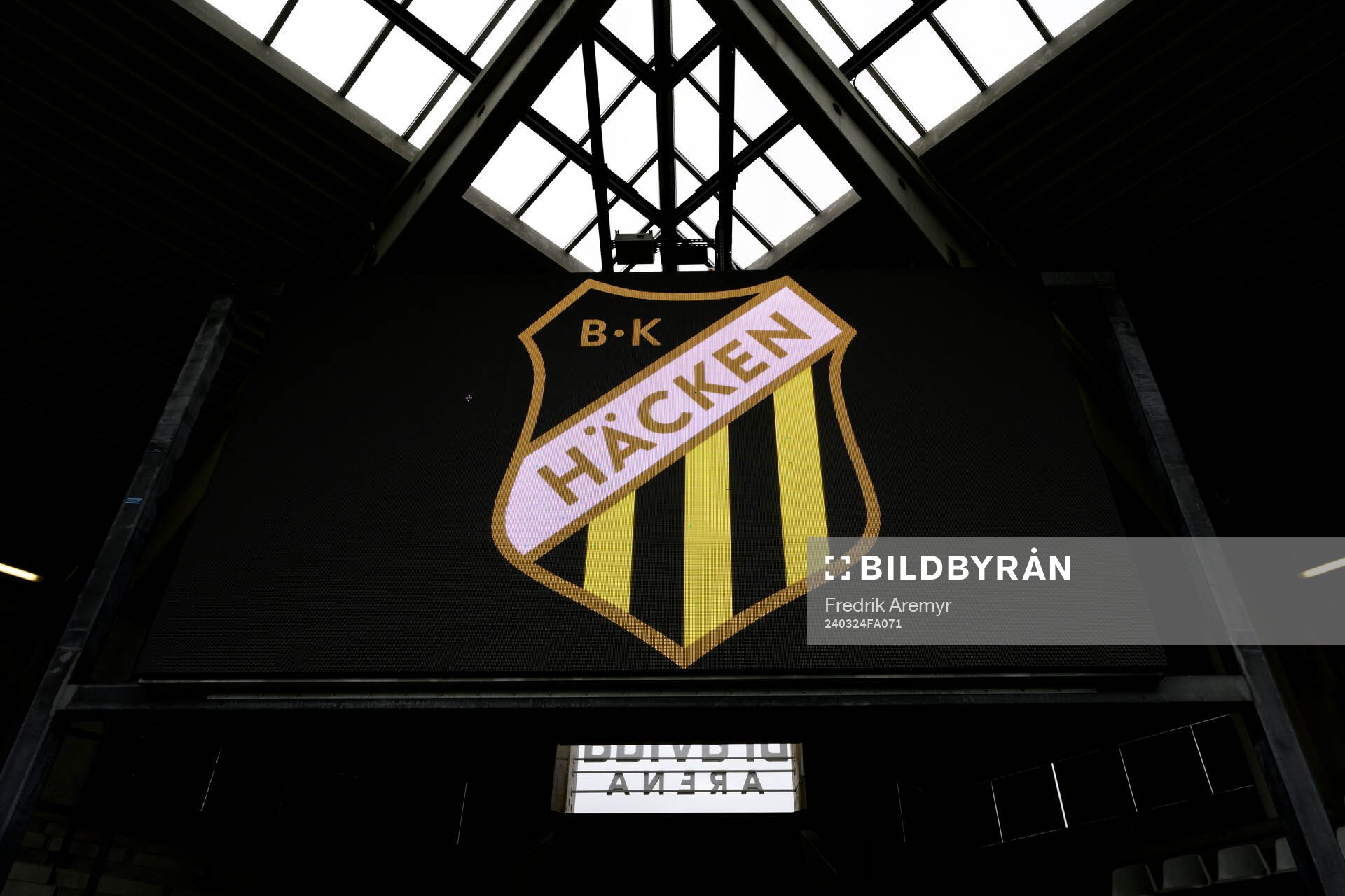 Häckens klubbmärke på en ljustavla på Bravida Arena