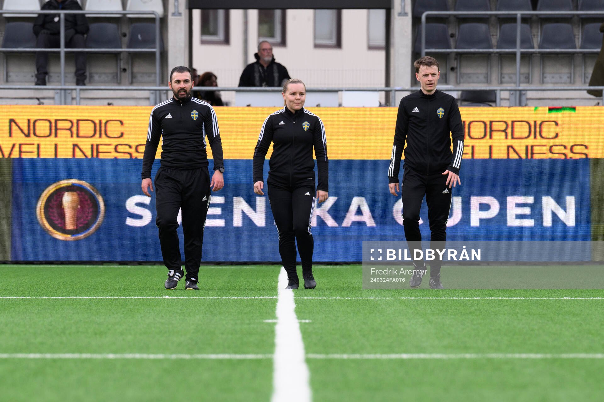 Dommartrion bestående av assisterande domare Viktor Sundberg, Domare Hanna Laajanen och assisterande domare Roni Mezo inför  fotbollsmatchen i Svenska Cupen mellan Häcken och Kristianstad den 24 mars 2024 i Göteborg. 