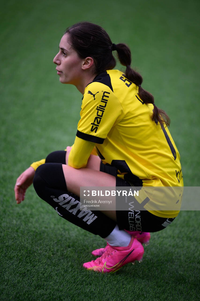 Häckens Clarissa Larisey har ont