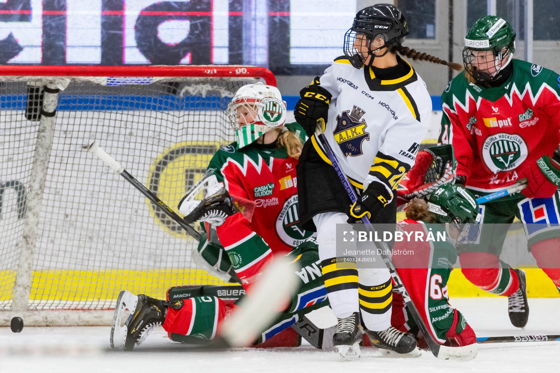 AIKs Isabelle Leijonhielm oroar framför Frölunda målvakt
