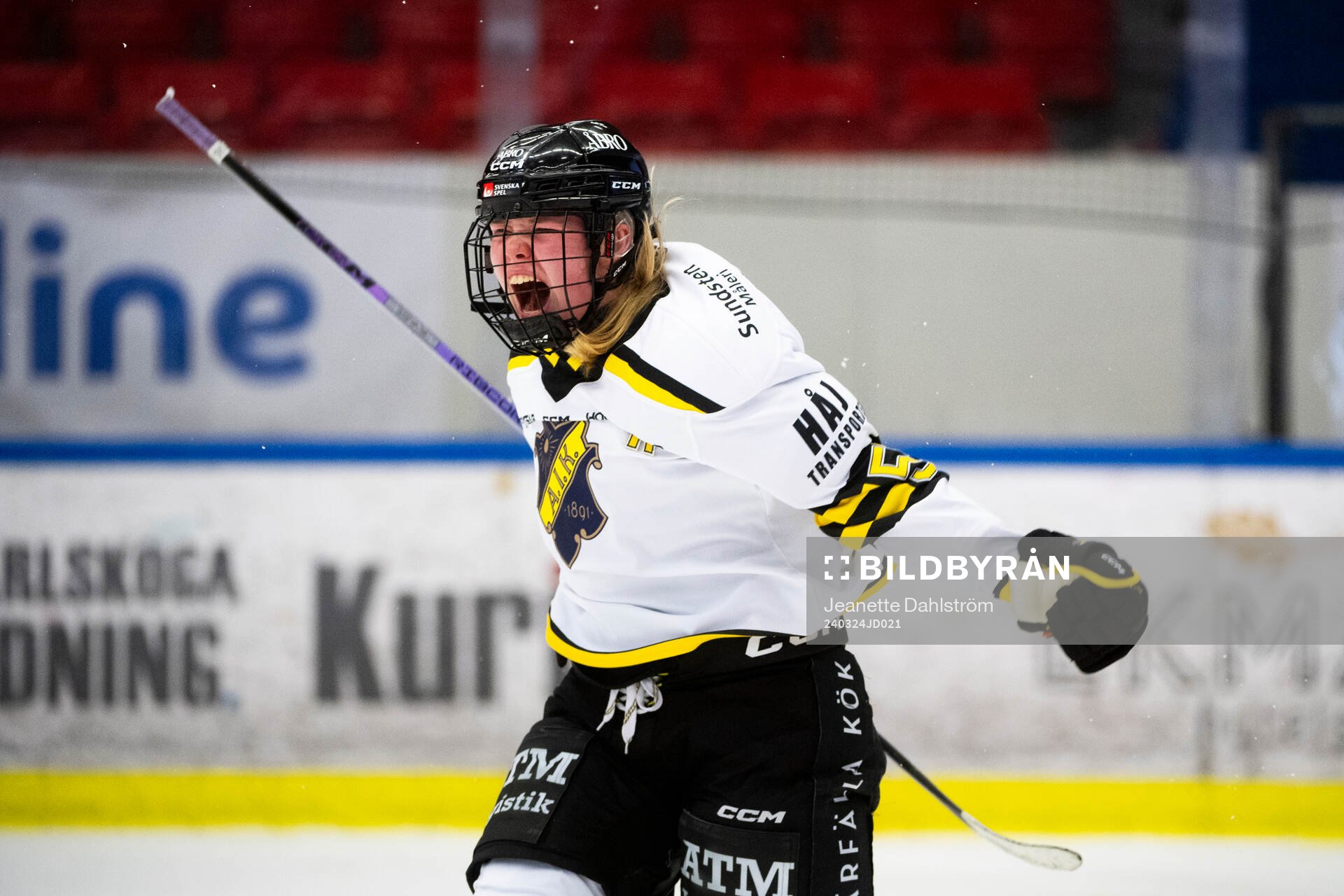 Aiks Ella Sköldebäck jublar
