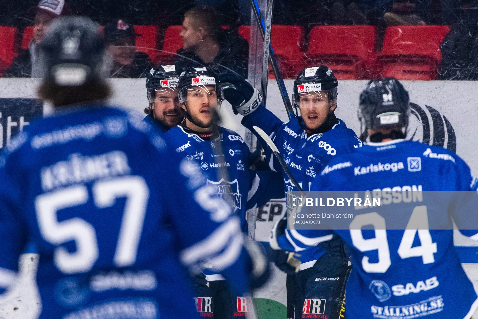 Karlskogas Viktor Lennartsson jublar med lagkamrater