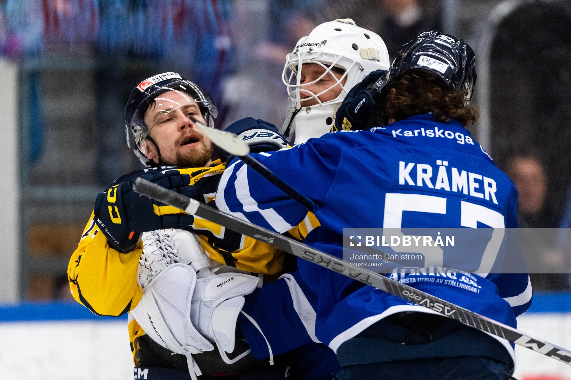 Södertäljes Hampus Harlestam mot Karlskogas målvakt