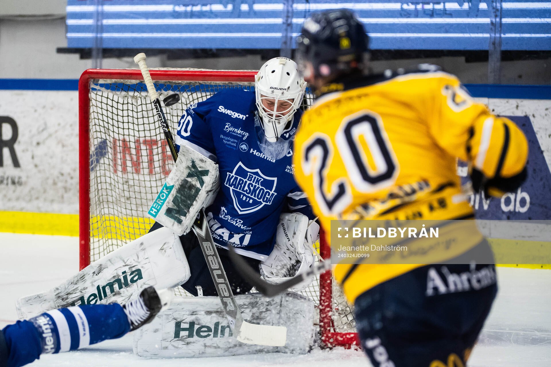 Södertäljes Marcus Eriksson och Karlskogas målvakt