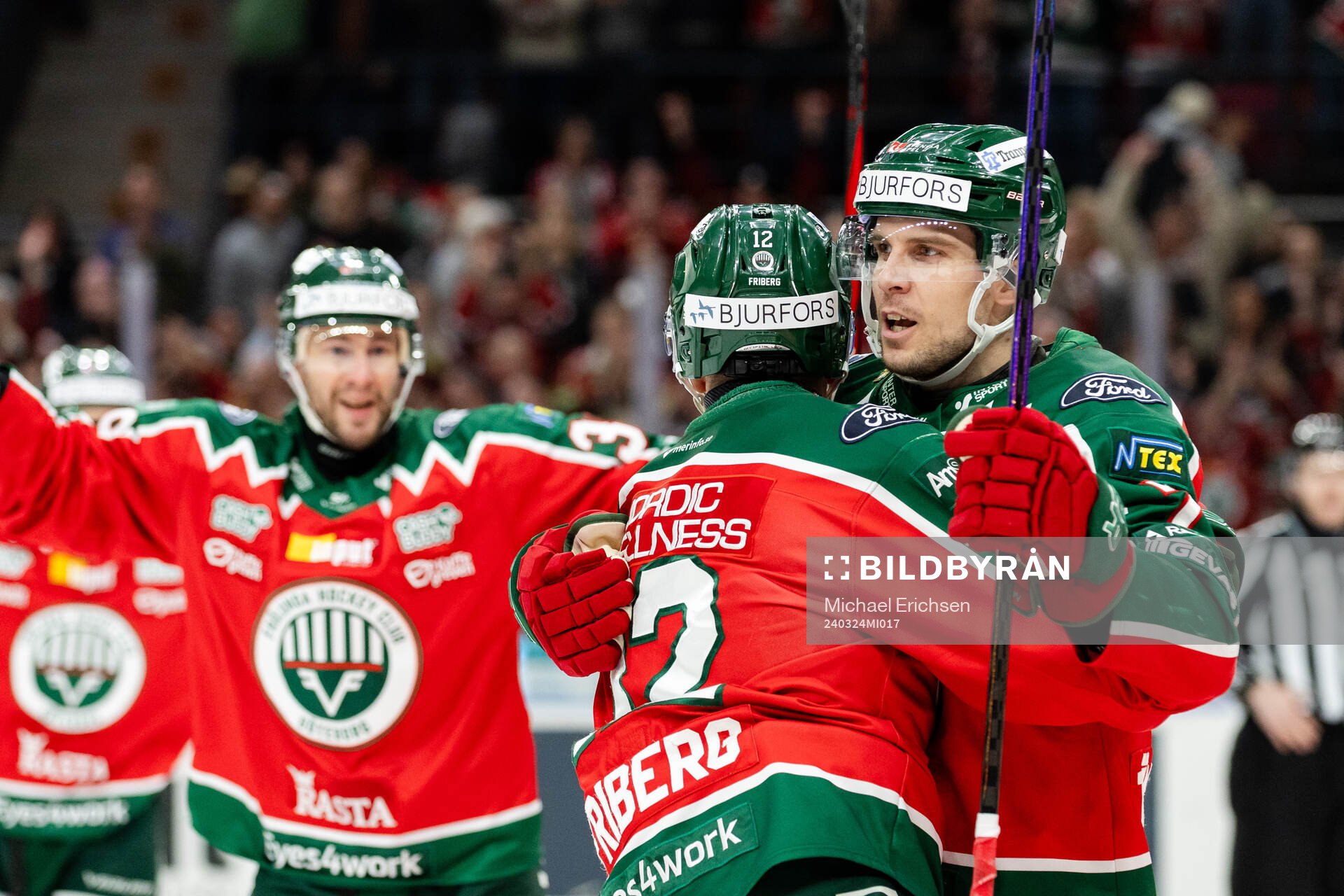 Frölundas Max Friberg och Henrik Tömmernes jublar