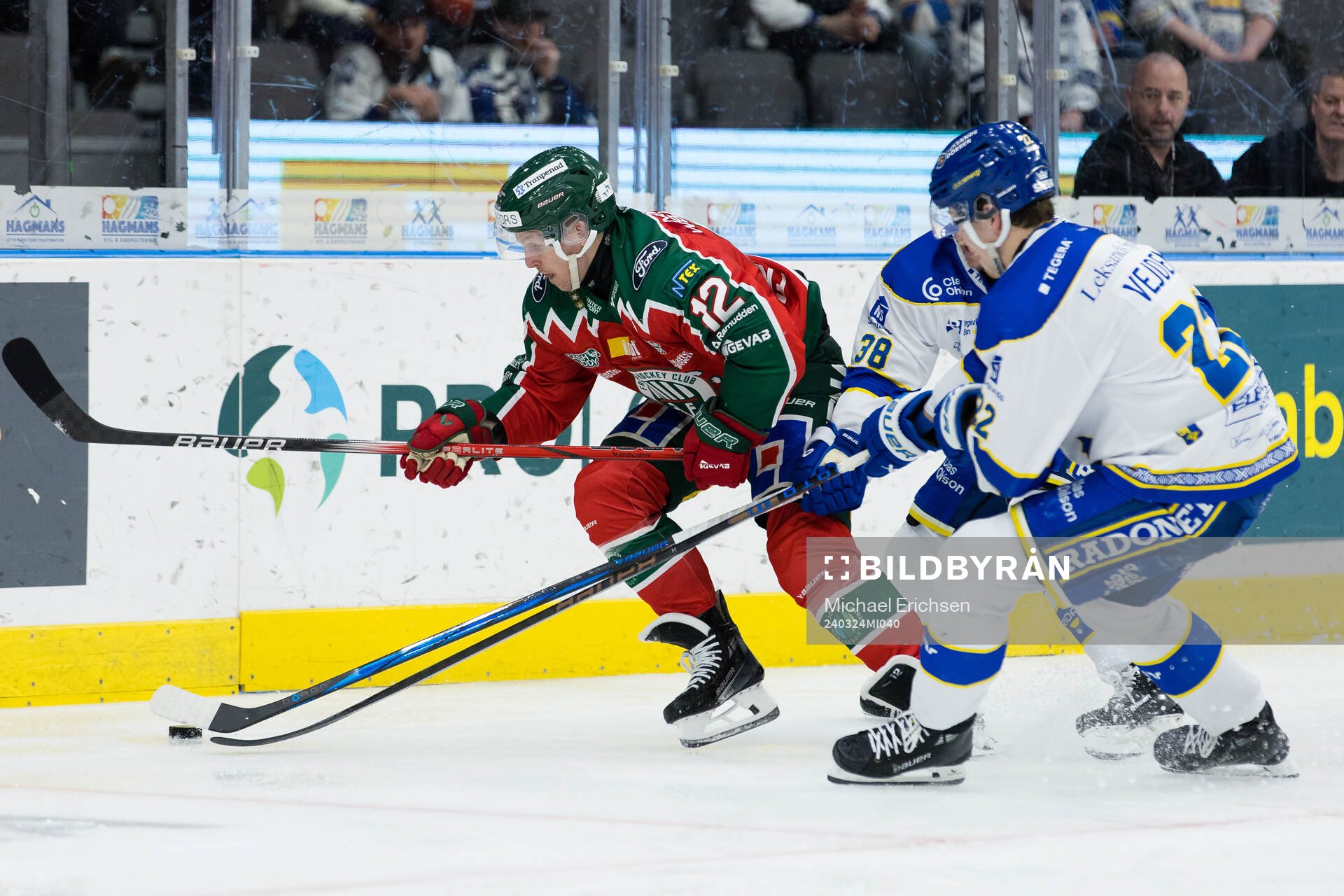 Frölundas Max Friberg i en kamp mot Leksands Olle Alsing