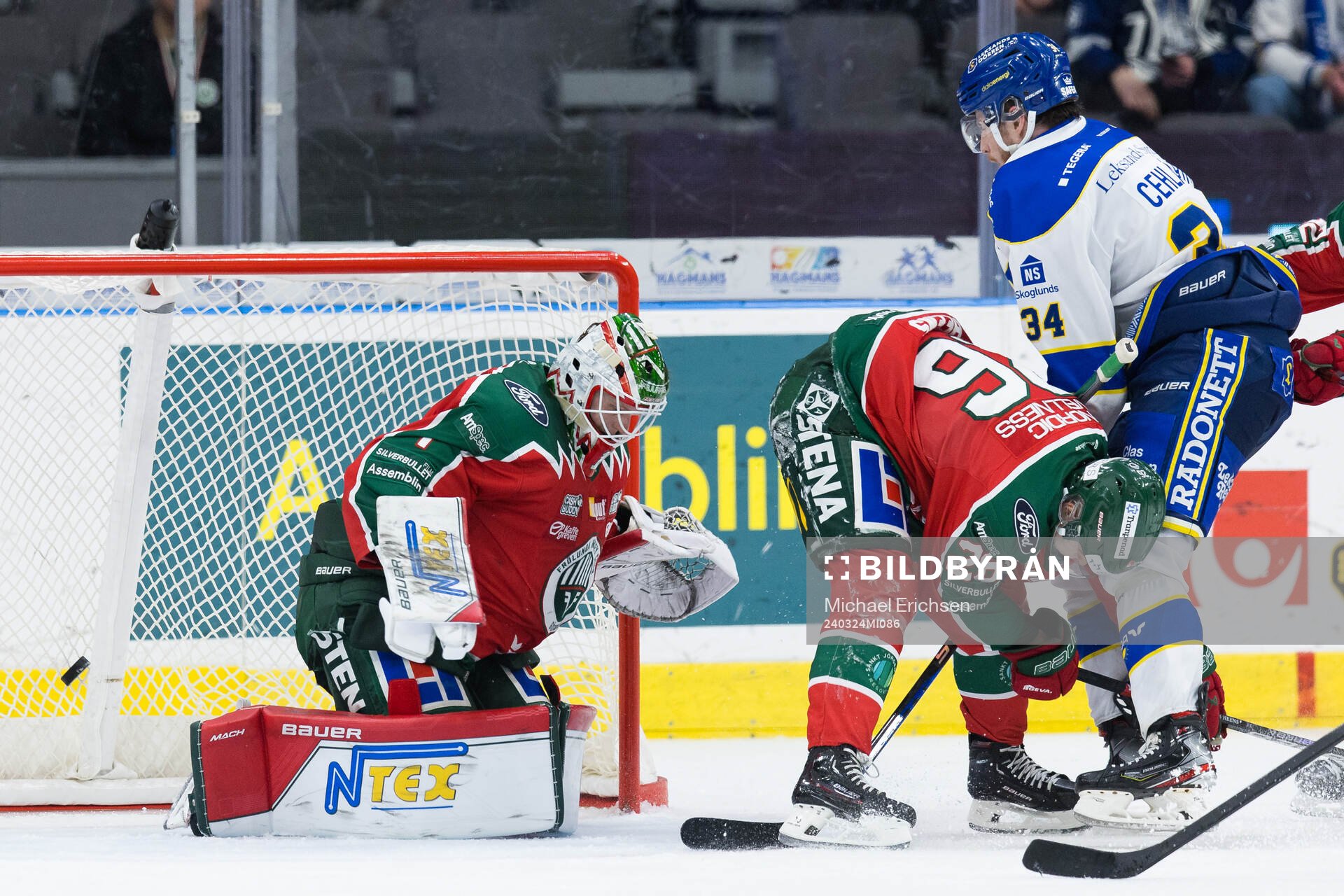 Leksands Peter Cehlarik gör 2-2 bakom Frölundas målvakt