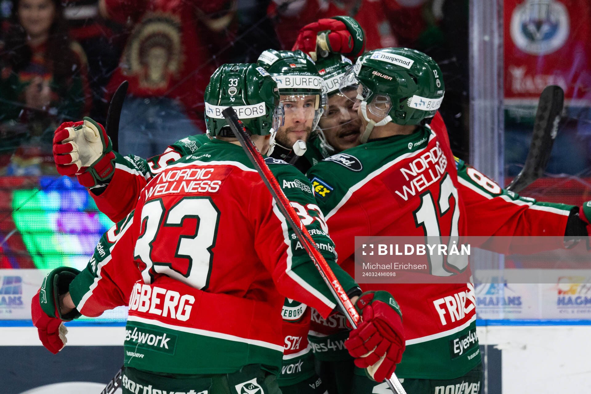 Frölundas Mikael Ruohomaa jublar med lagkamrater