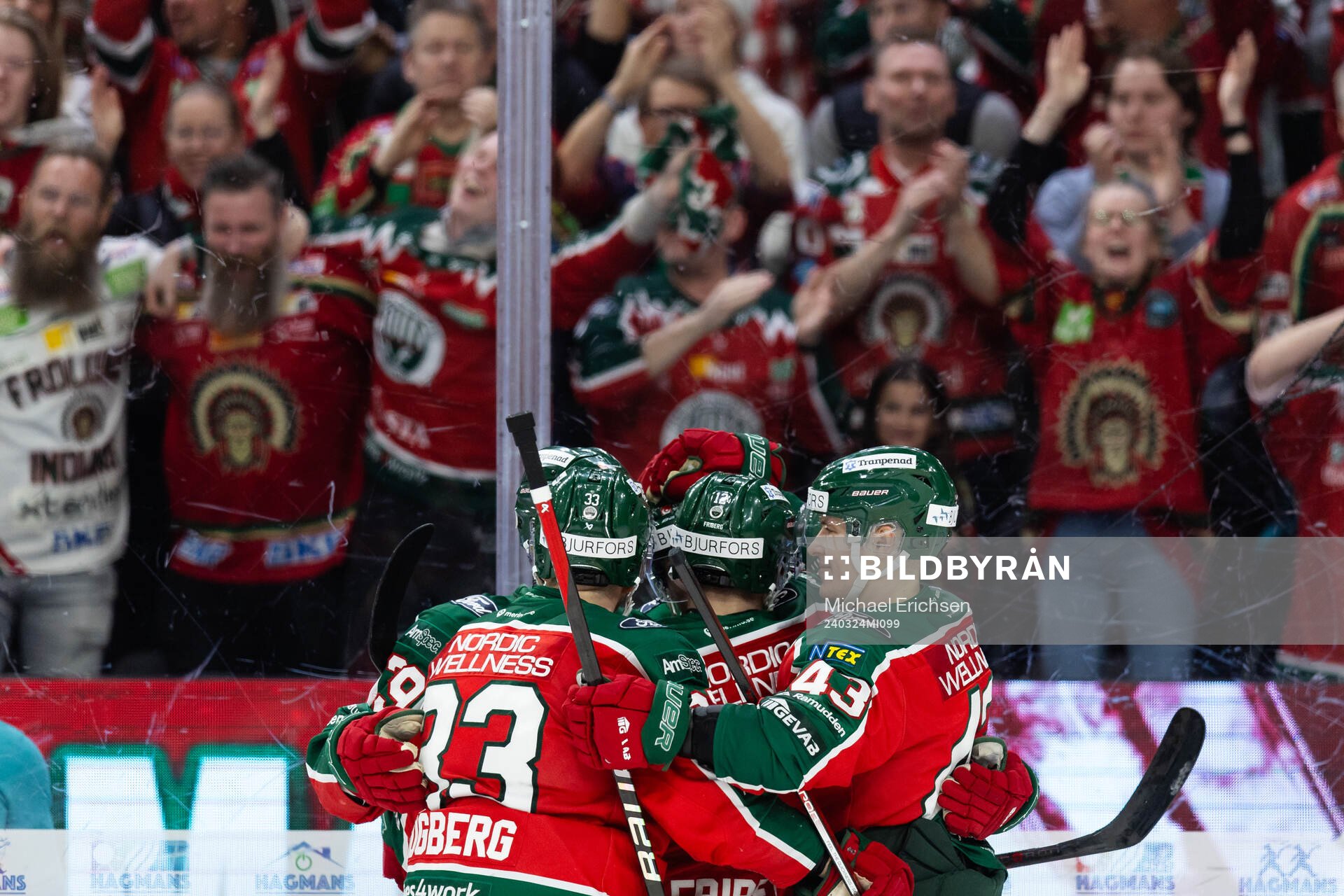 Frölundas Mikael Ruohomaa jublar med lagkamrater