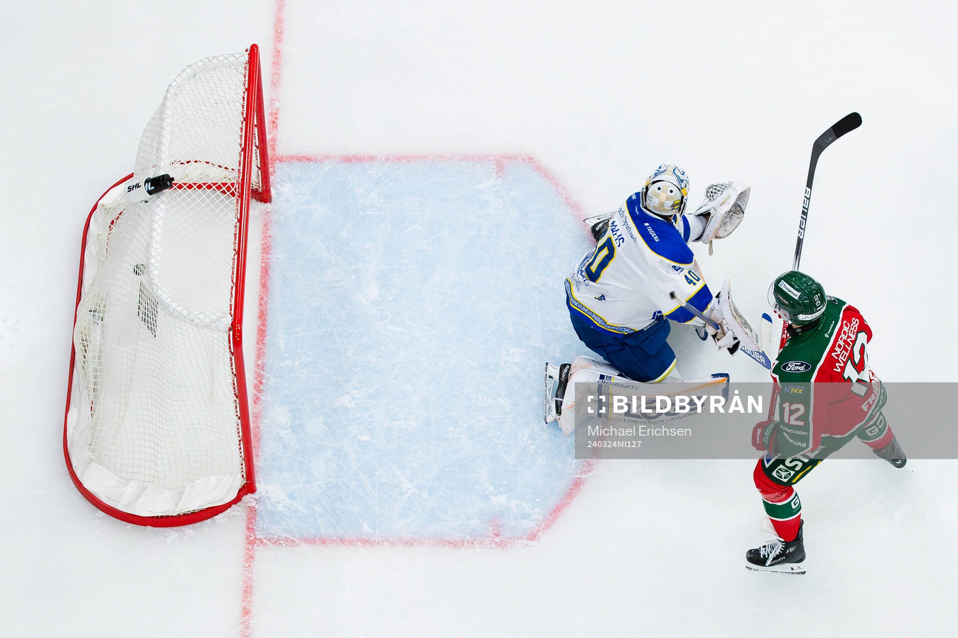 Frölundas Max Friberg styr in 1-0 i mål bakom Leksands