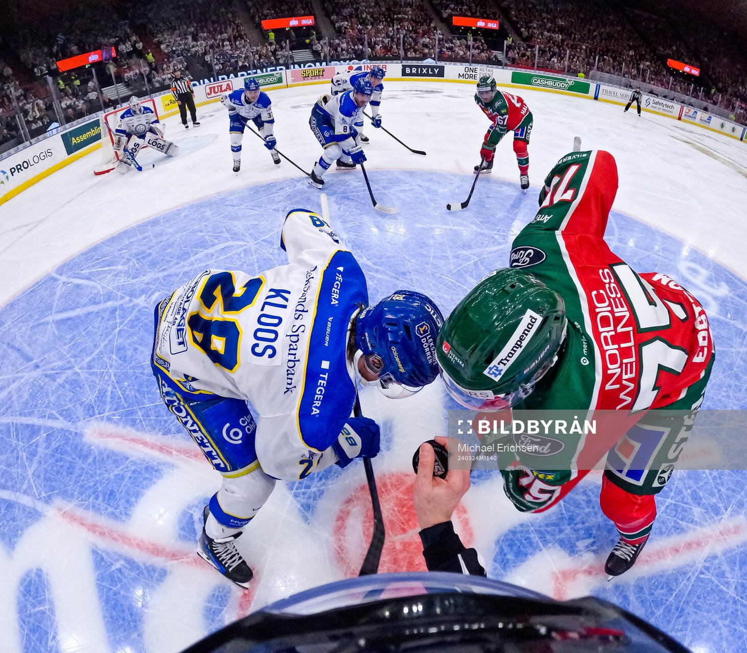 Linjedomare Andreas Malmqvist vid tekning framför Leksands