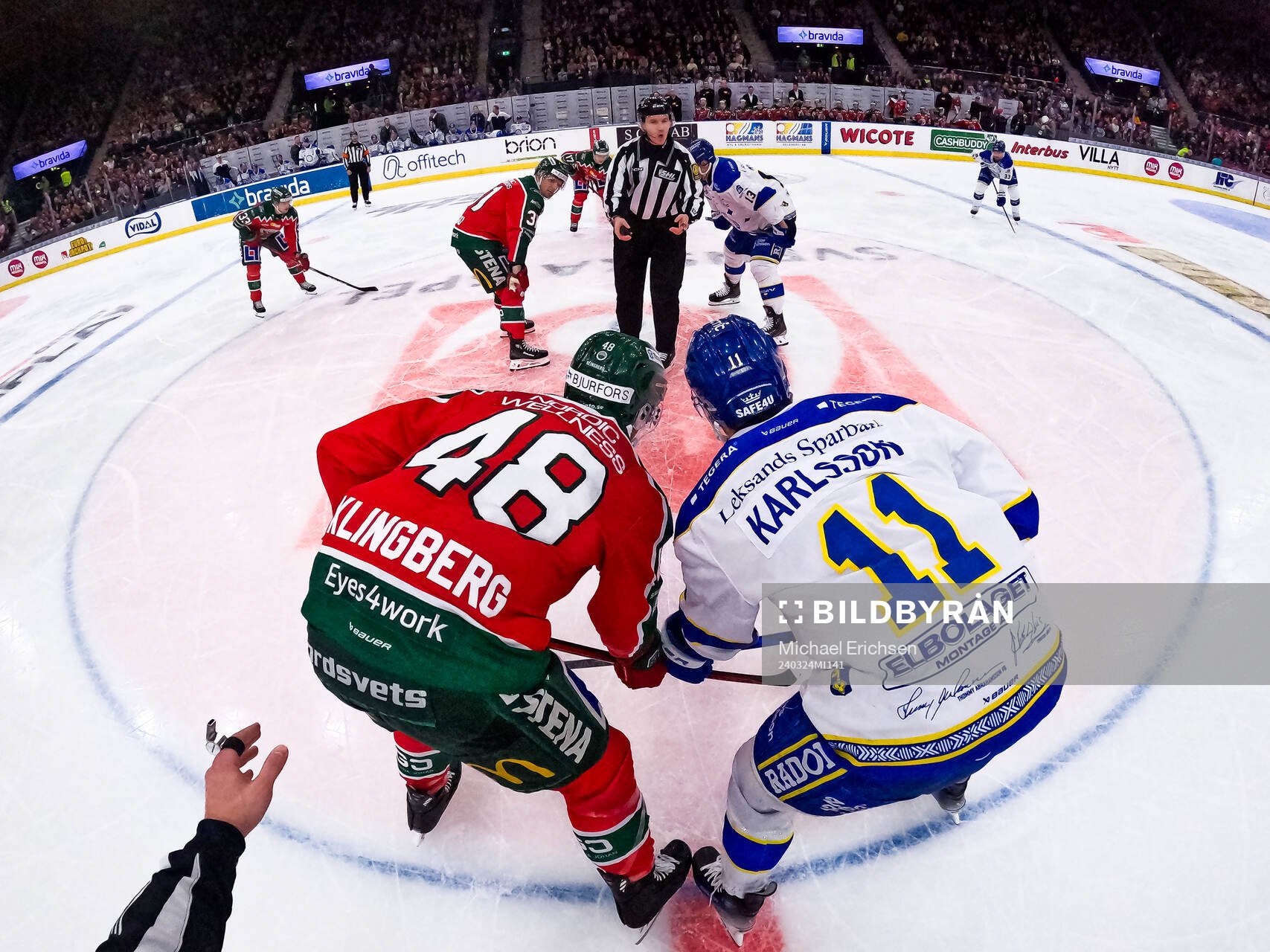 Linjedomare Christian Billing vid en tekning mellan