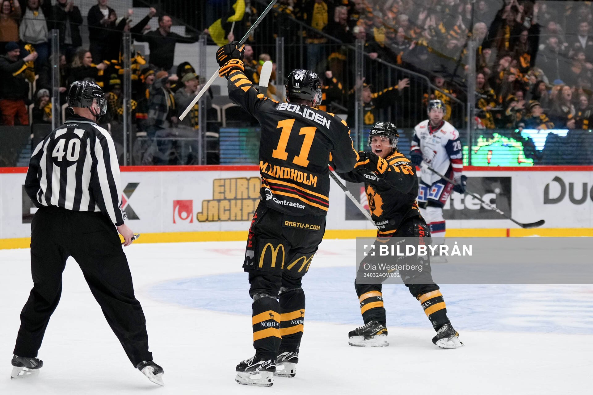 Skellefteås Max Lindholm och Anton Heikkinen jublar