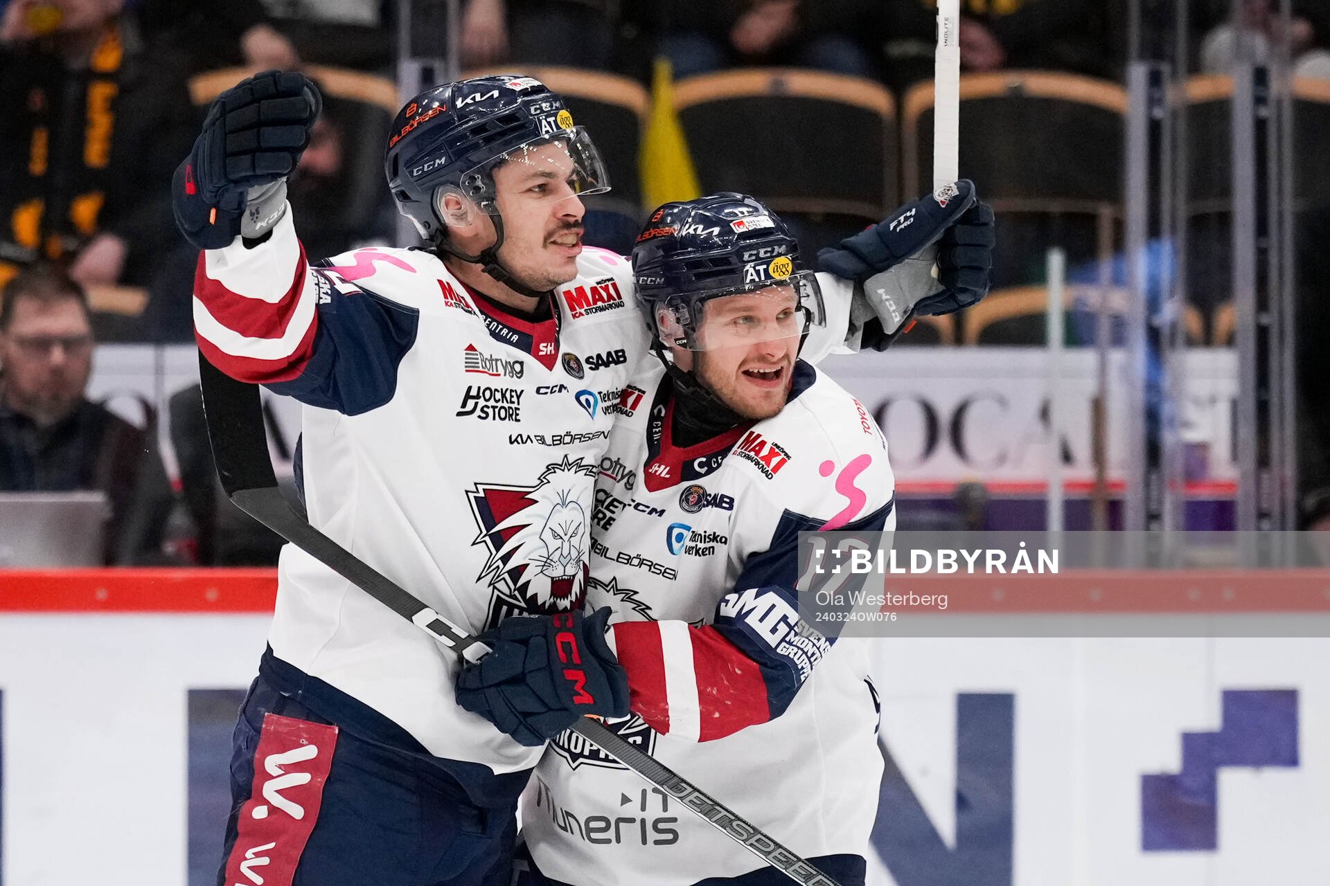 Linköpings Ty Rattie och Sebastian Strandberg jublar