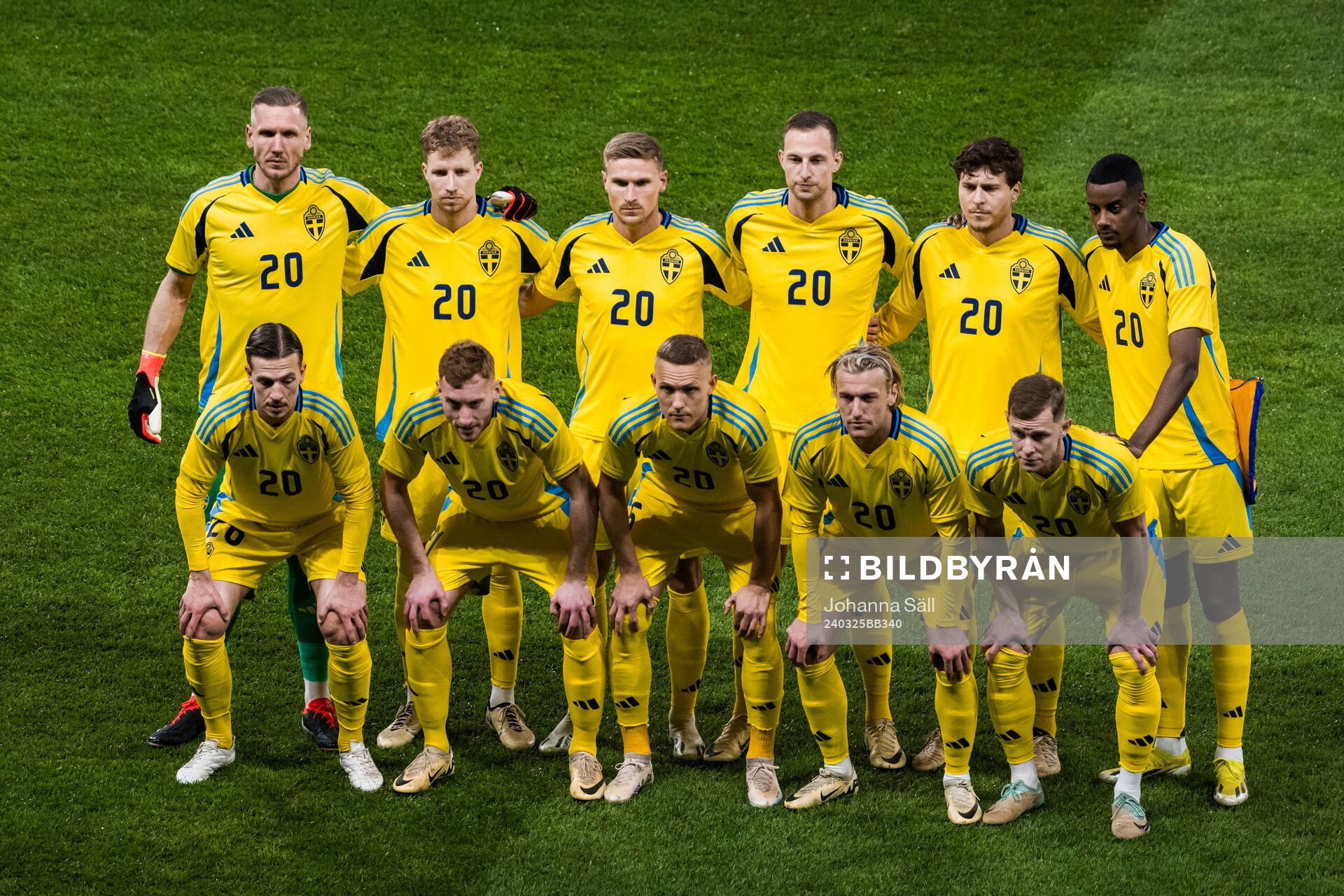 The starting eleven of Sweden pose a team photo