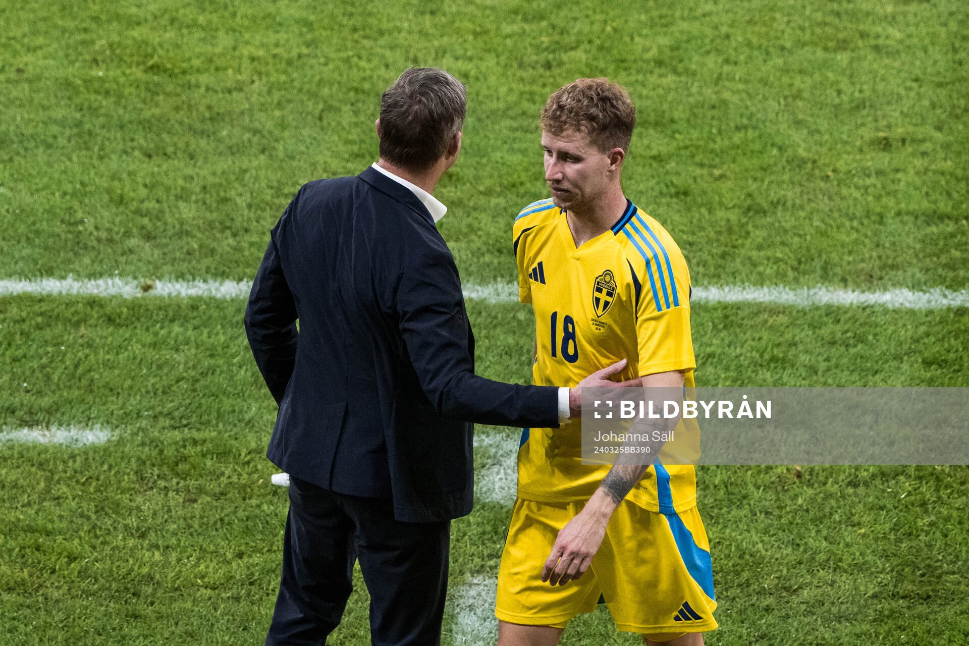 Head coach Jon Dahl Tomasson and Samuel Gustafson of Sweden