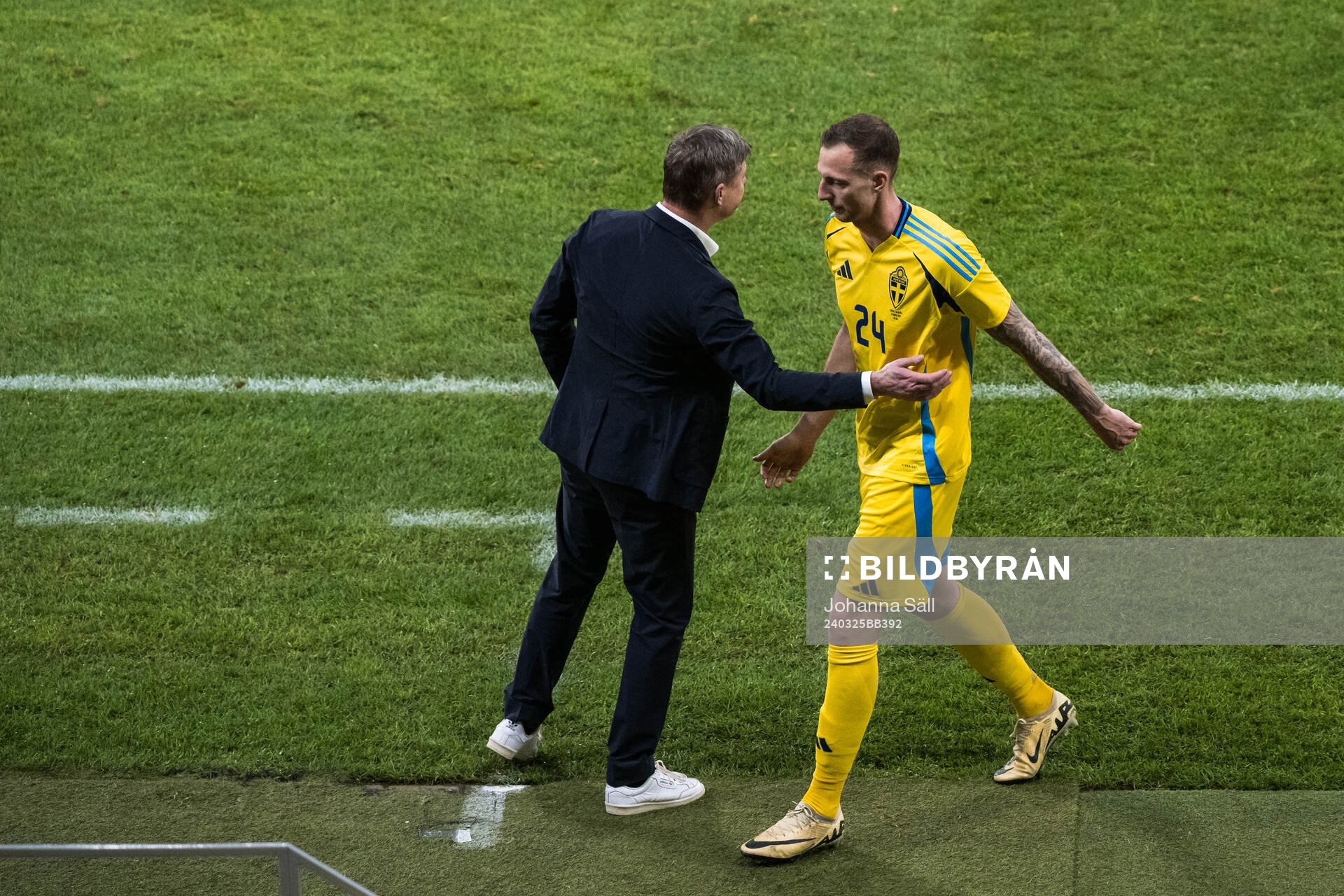 Head coach Jon Dahl Tomasson and Gustaf Nilsson of Sweden
