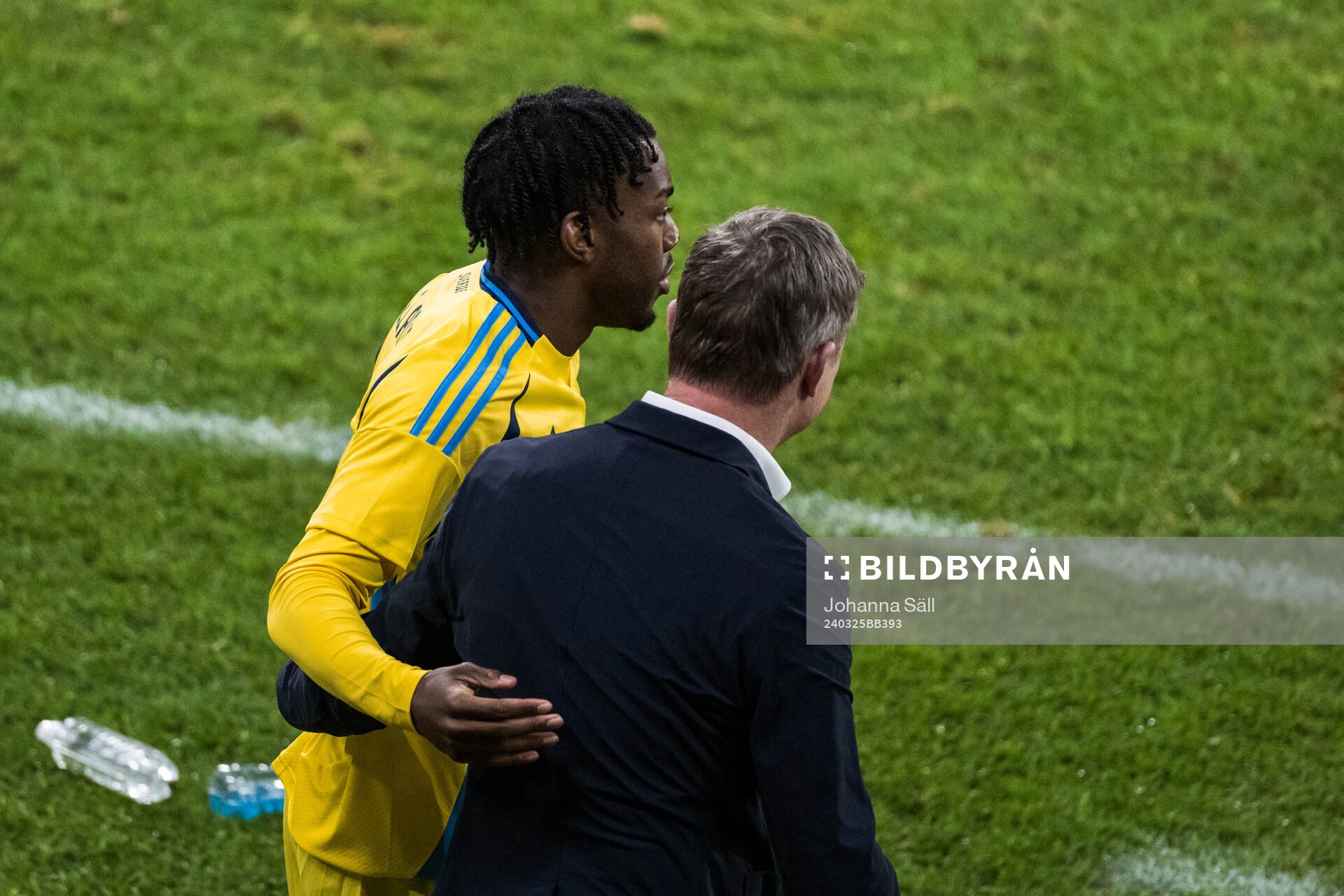 Anthony Elanga and Head coach Jon Dahl Tomasson of Sweden