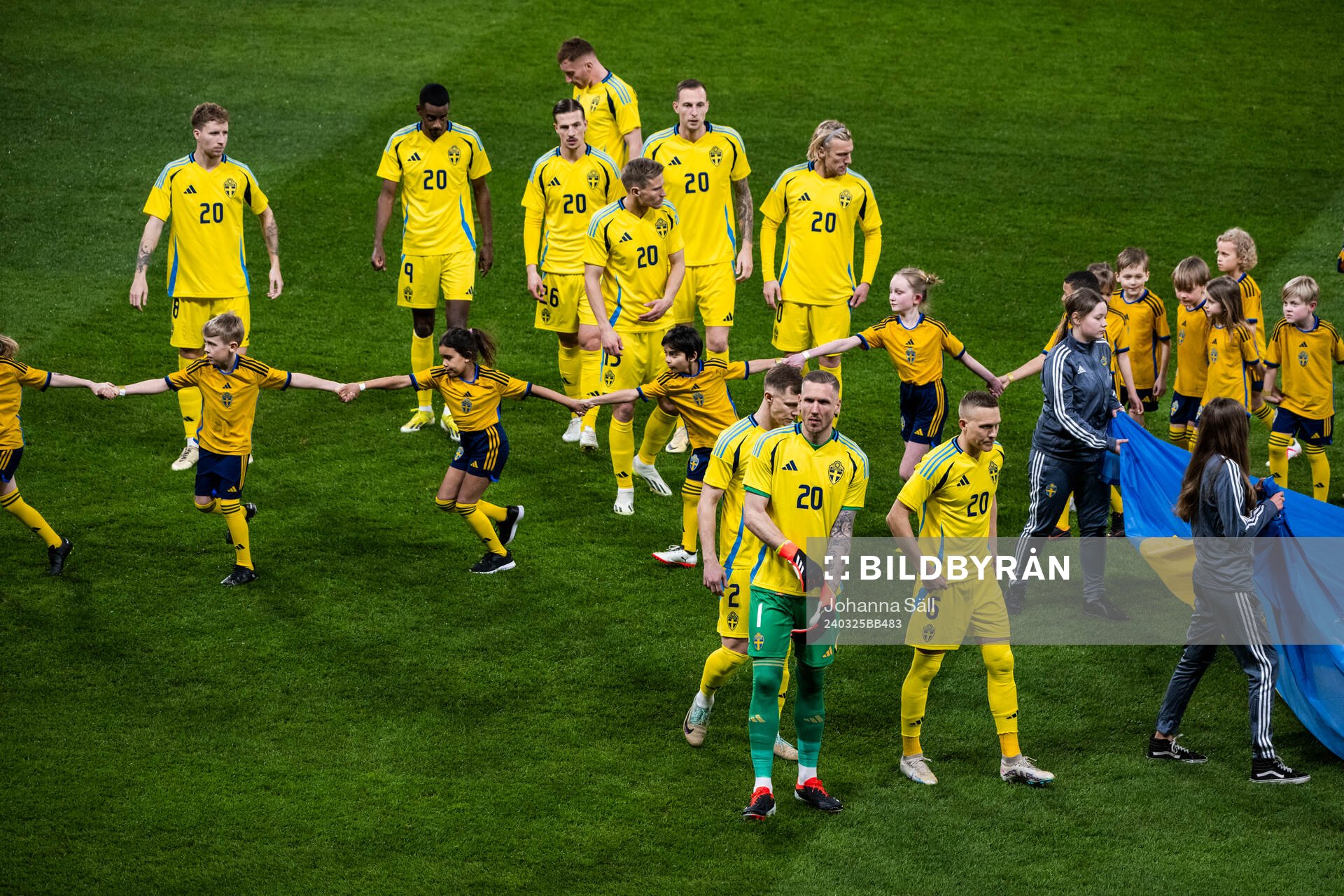 Players of Sweden and mascots