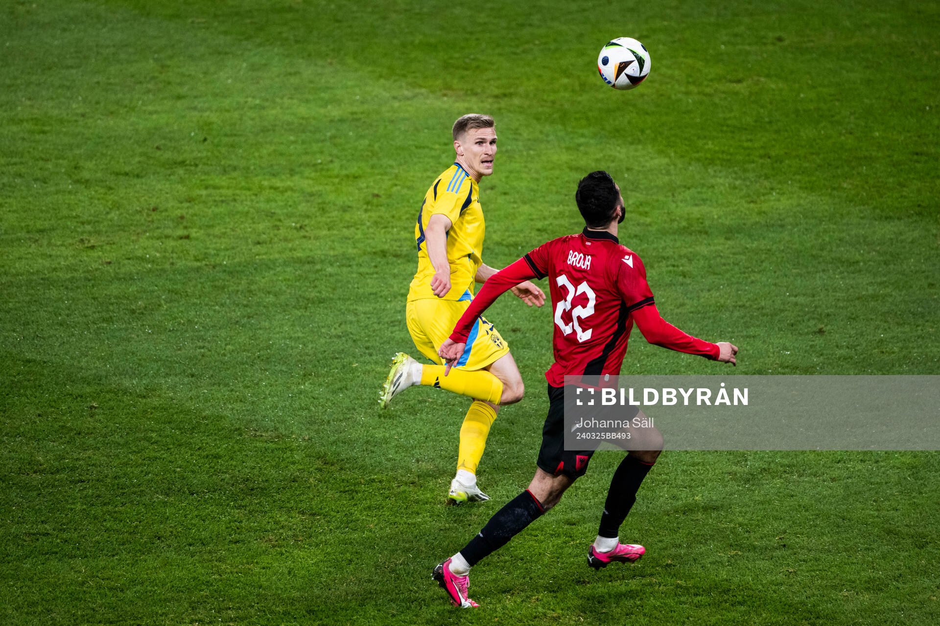 Carl Starfelt of Sweden and Armando Broja of Albania