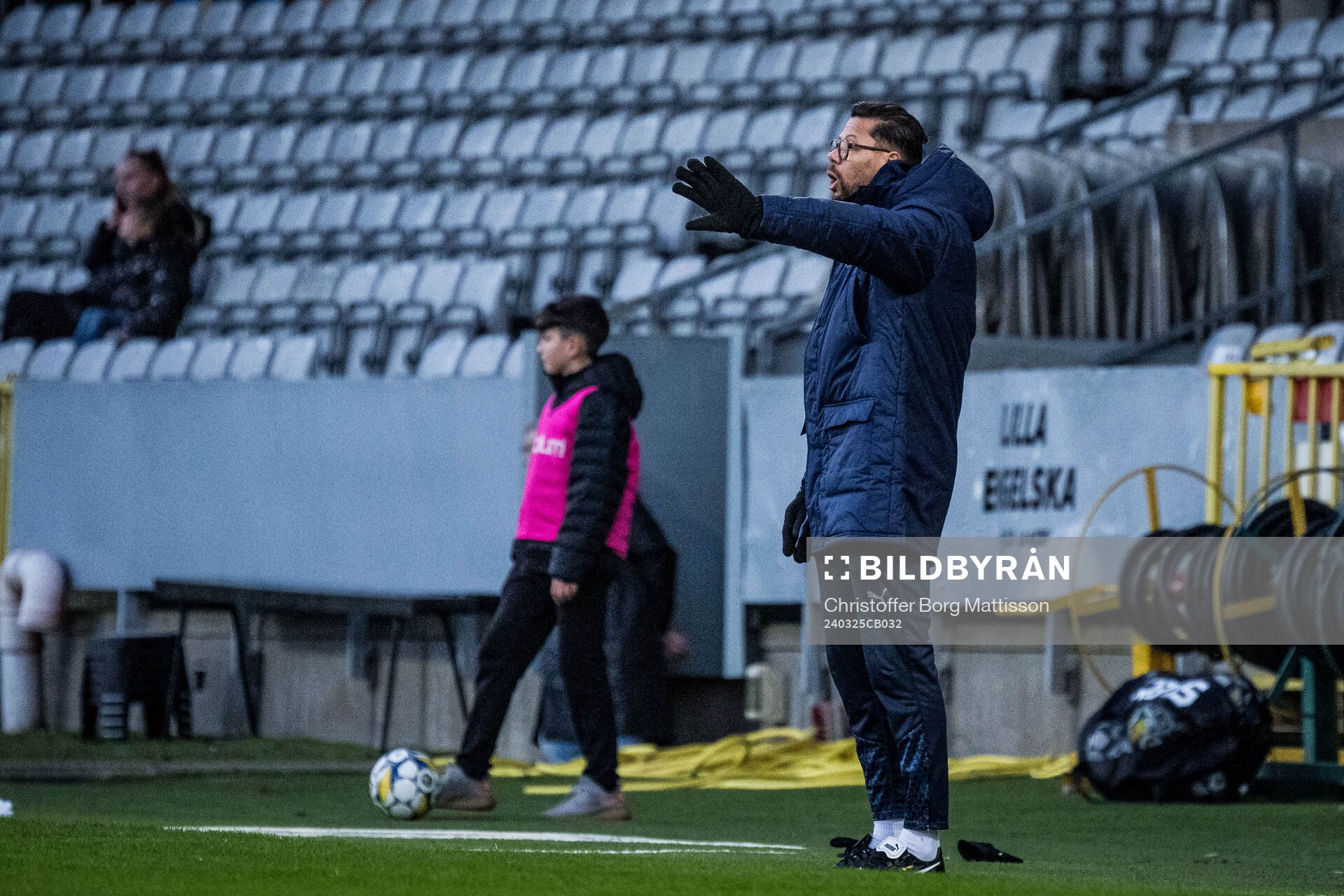 Eskilsminne IFs huvudtränare Martin Pringle under träningsmatchen i fotboll mellan Landskrona BOIS och Eskilsminne IF den 25 mars 2024 i Landskrona.