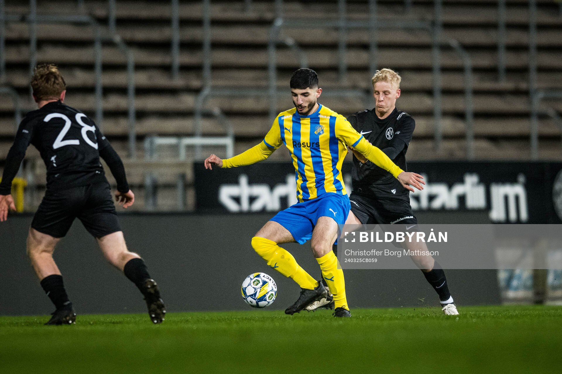 Eskilsminne IFs Adham Hazime och Landskrona BOISs Emil Lindman under träningsmatchen i fotboll mellan Landskrona BOIS och Eskilsminne IF den 25 mars 2024 i Landskrona.