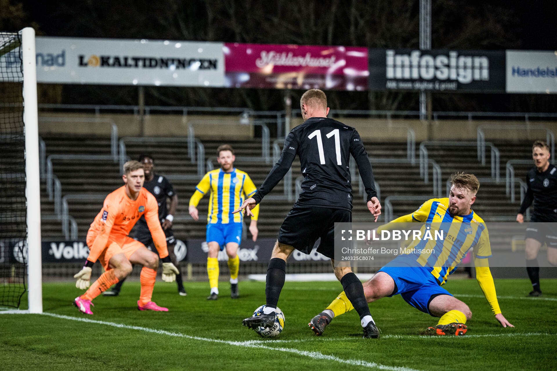 Landskrona BOISs Rasmus Wendt och Eskilsminne IFs Adrian Petersson under träningsmatchen i fotboll mellan Landskrona BOIS och Eskilsminne IF den 25 mars 2024 i Landskrona. 