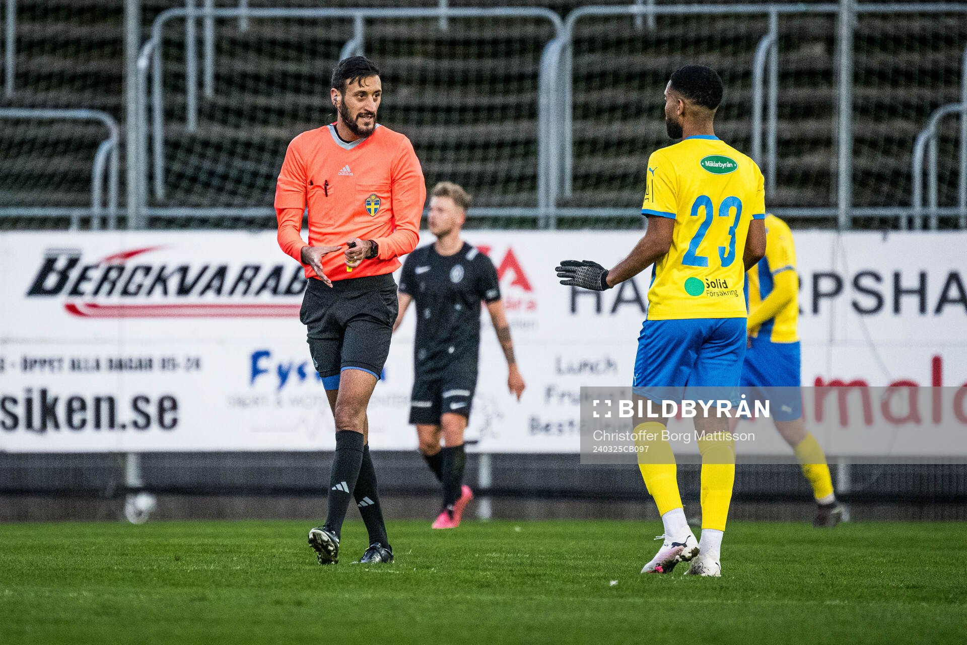 Domare Mohamed Rachid under träningsmatchen i fotboll mellan Landskrona BOIS och Eskilsminne IF den 25 mars 2024 i Landskrona.