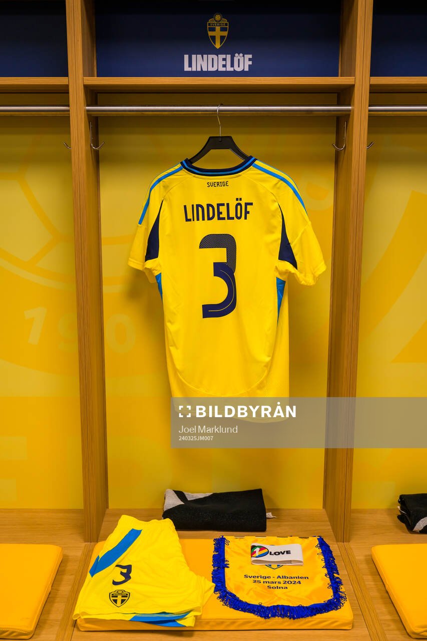 The jersey of Victor Nilsson Lindelöf hanging in the