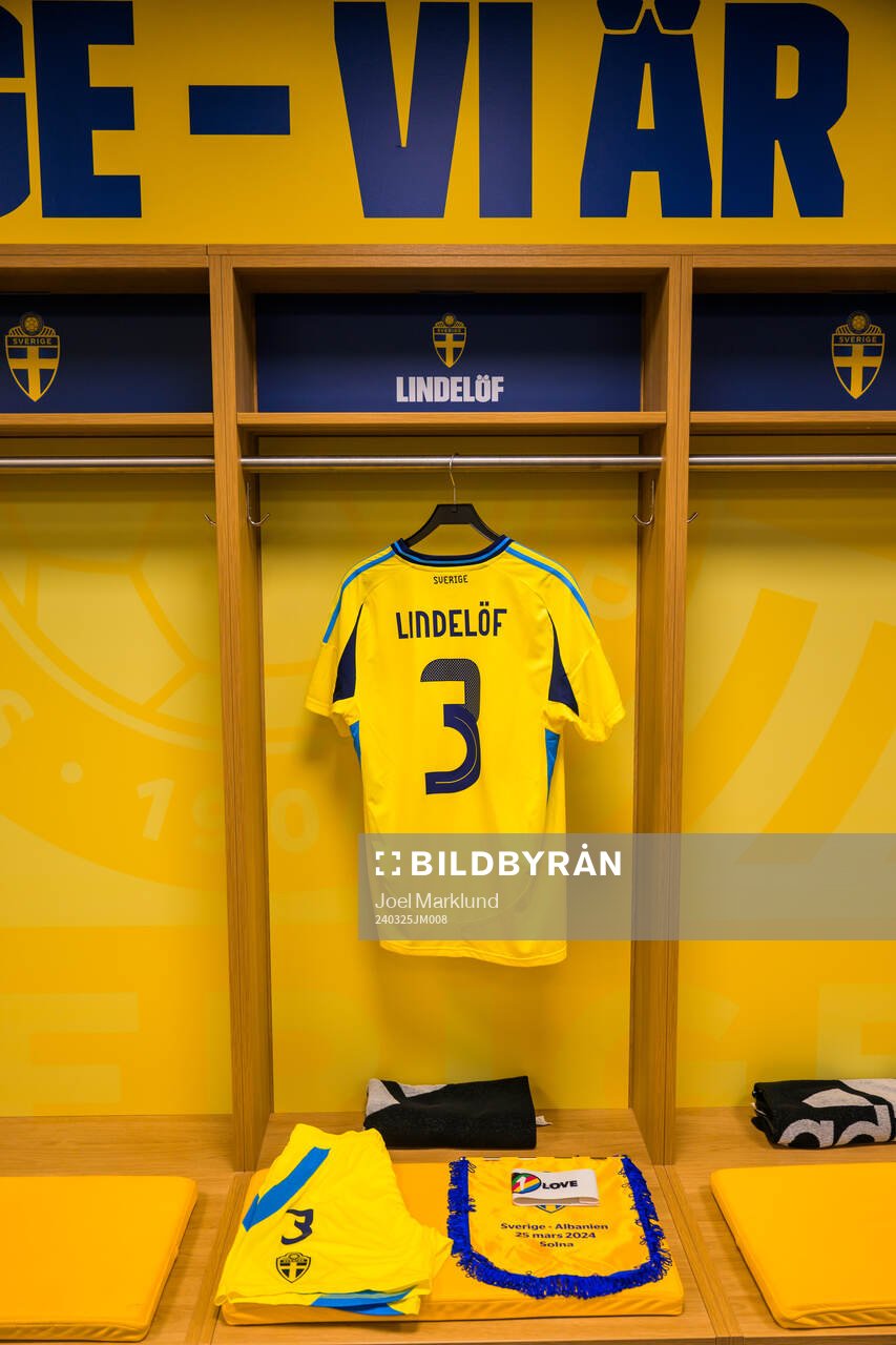 The jersey of Victor Nilsson Lindelöf hanging in the